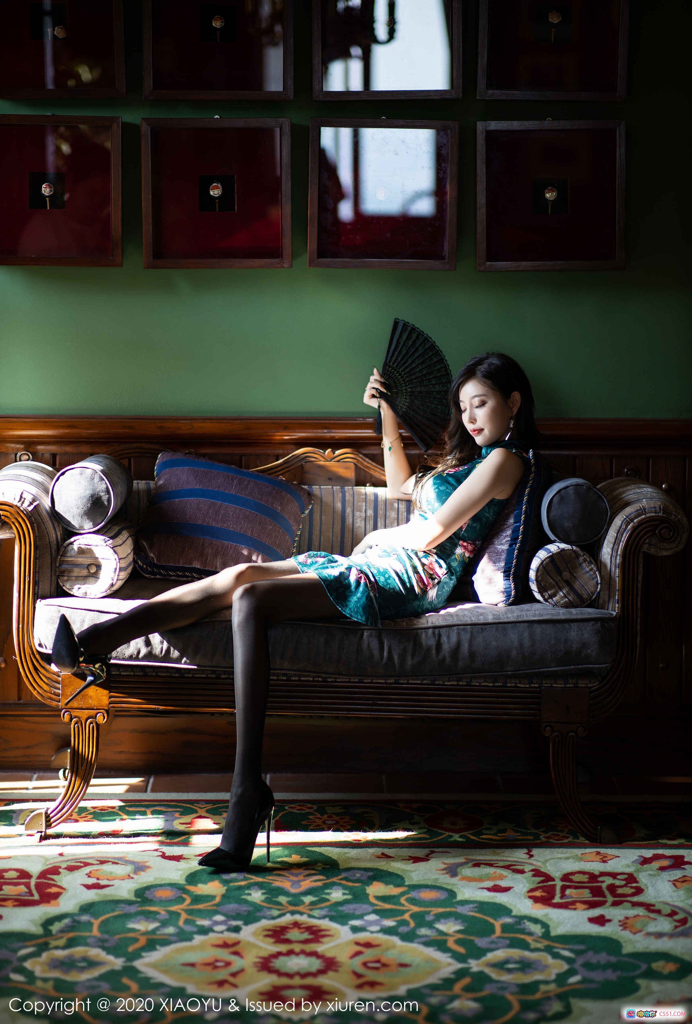 图片[9] - 杨晨晨Sugar旗袍写真 | 绿色仙鹤印花旗袍+黑丝美腿 | 复古走廊优雅姿态 | XIAOYU语画界VOL.247 - 就要吻