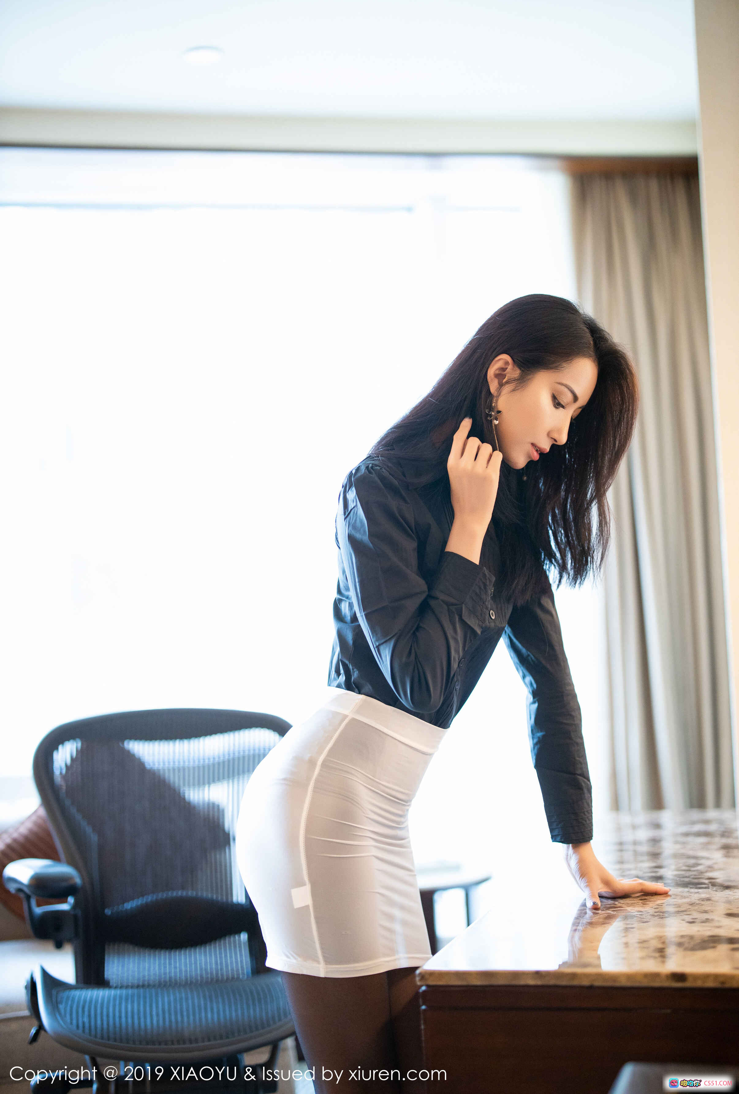 图片[1] - XIAOYU语画界2019.11.27 VOL.202 Carry 白色短裙黑衬衫职场风性感写真 高清88P优雅姿态室内摄影 - 就要吻