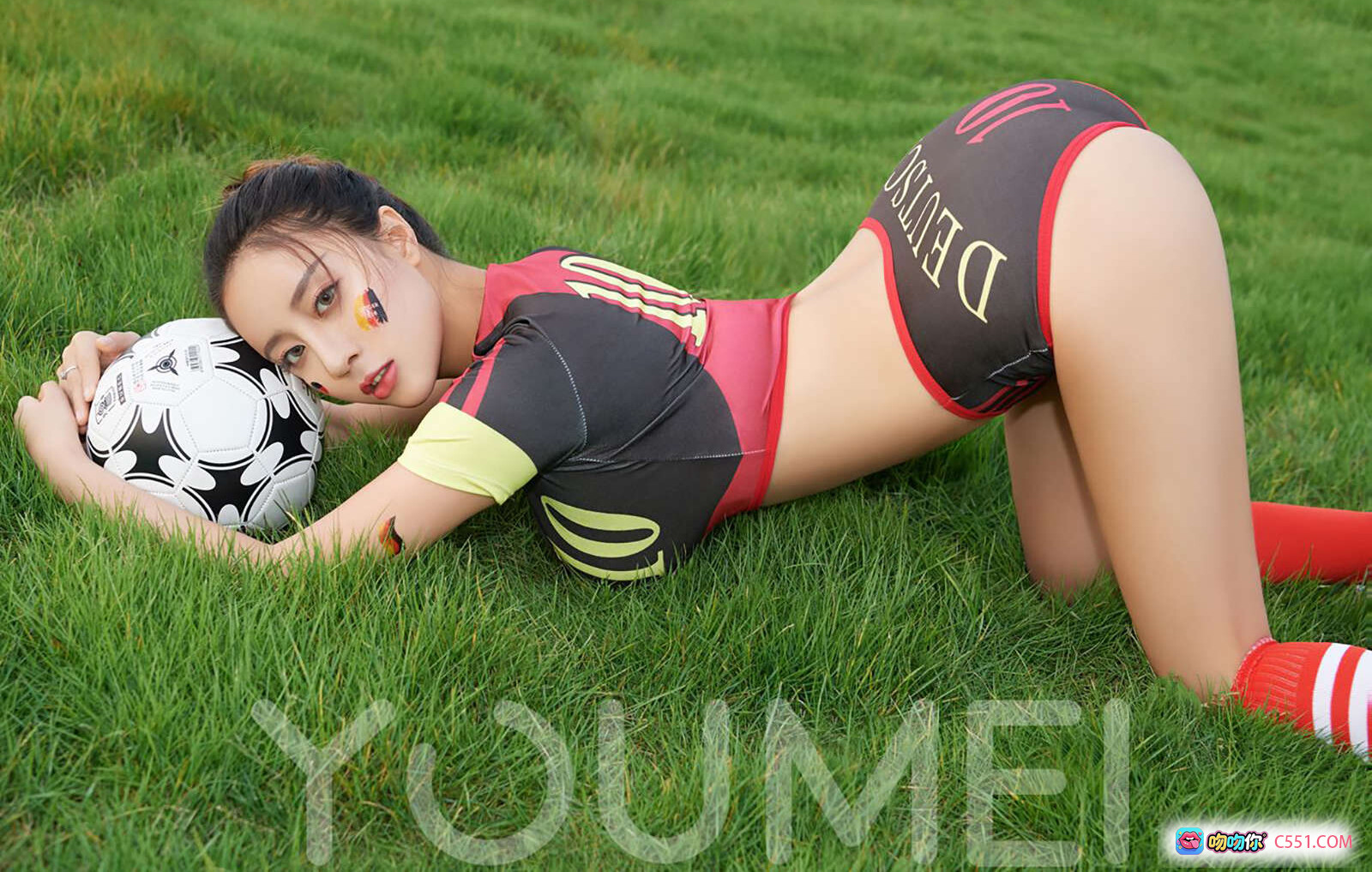 图片[8] - 清醇尤物筱慧足球写真｜德国队应援妆容｜草地跪姿抱球｜YouMei尤美2018 VOL.021 - 就要吻