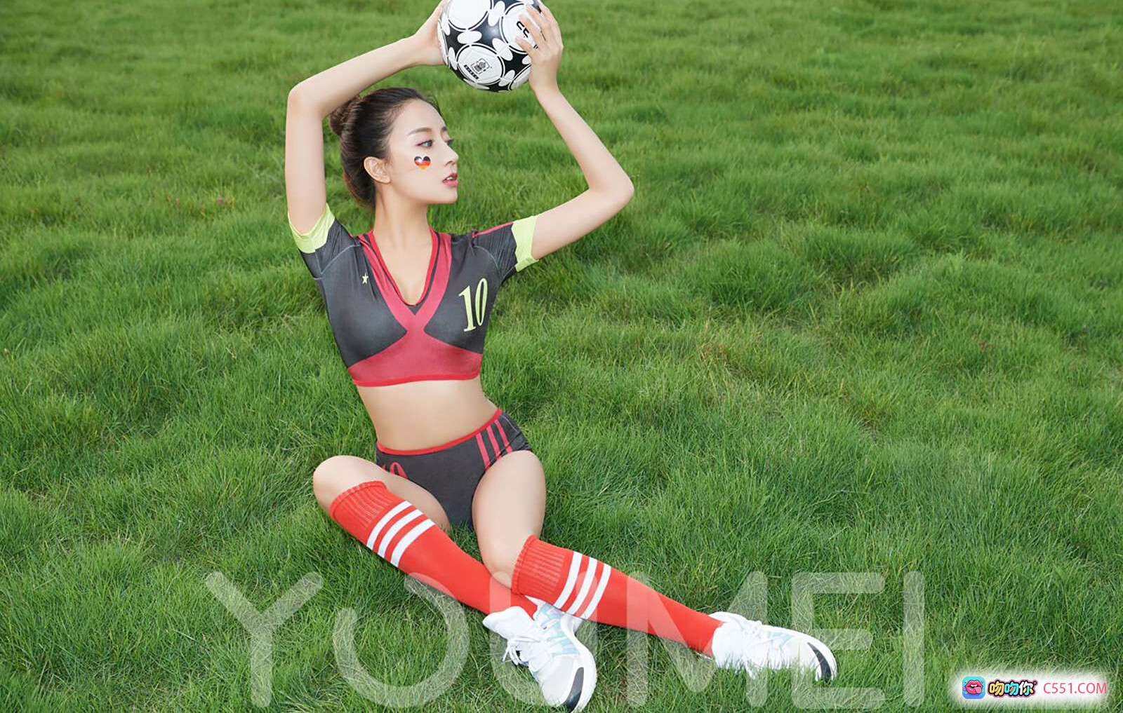 图片[10] - 清醇尤物筱慧足球写真｜德国队应援妆容｜草地跪姿抱球｜YouMei尤美2018 VOL.021 - 就要吻