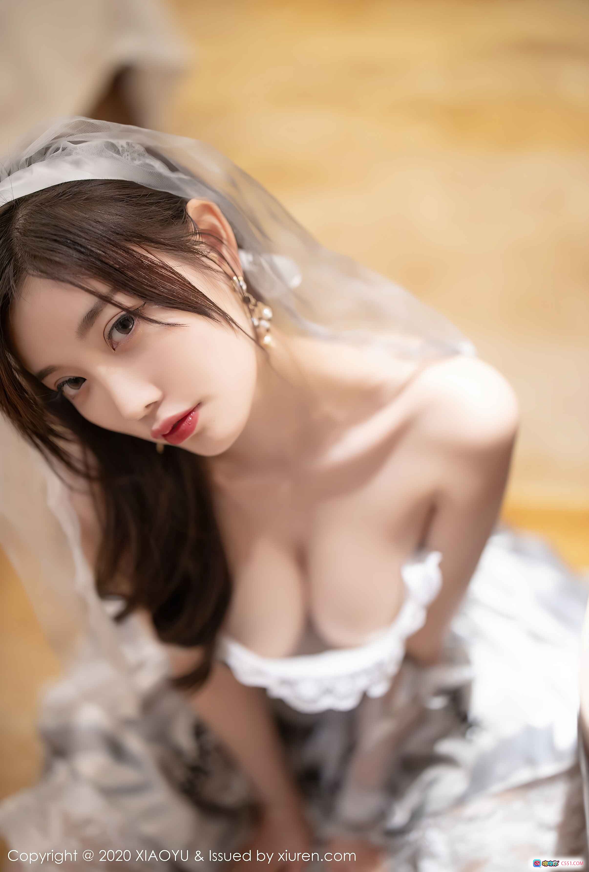 图片[3] - 杨晨晨sugar优雅婚纱写真｜蕾丝吊带裙+薄纱头纱｜室内柔光私房美拍｜XIAOYU语画界VOL.423 - 就要吻