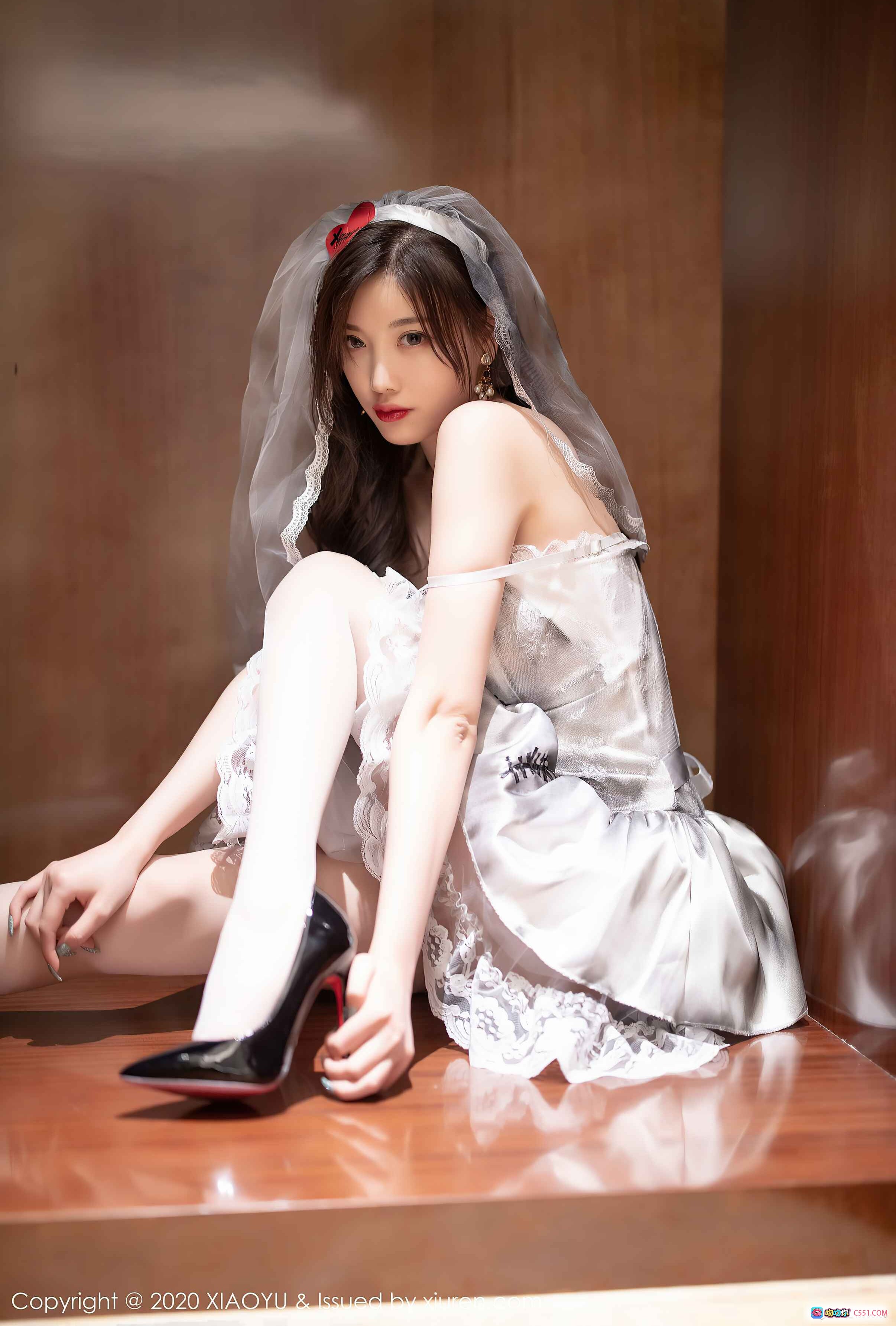 图片[10] - 杨晨晨sugar优雅婚纱写真｜蕾丝吊带裙+薄纱头纱｜室内柔光私房美拍｜XIAOYU语画界VOL.423 - 就要吻