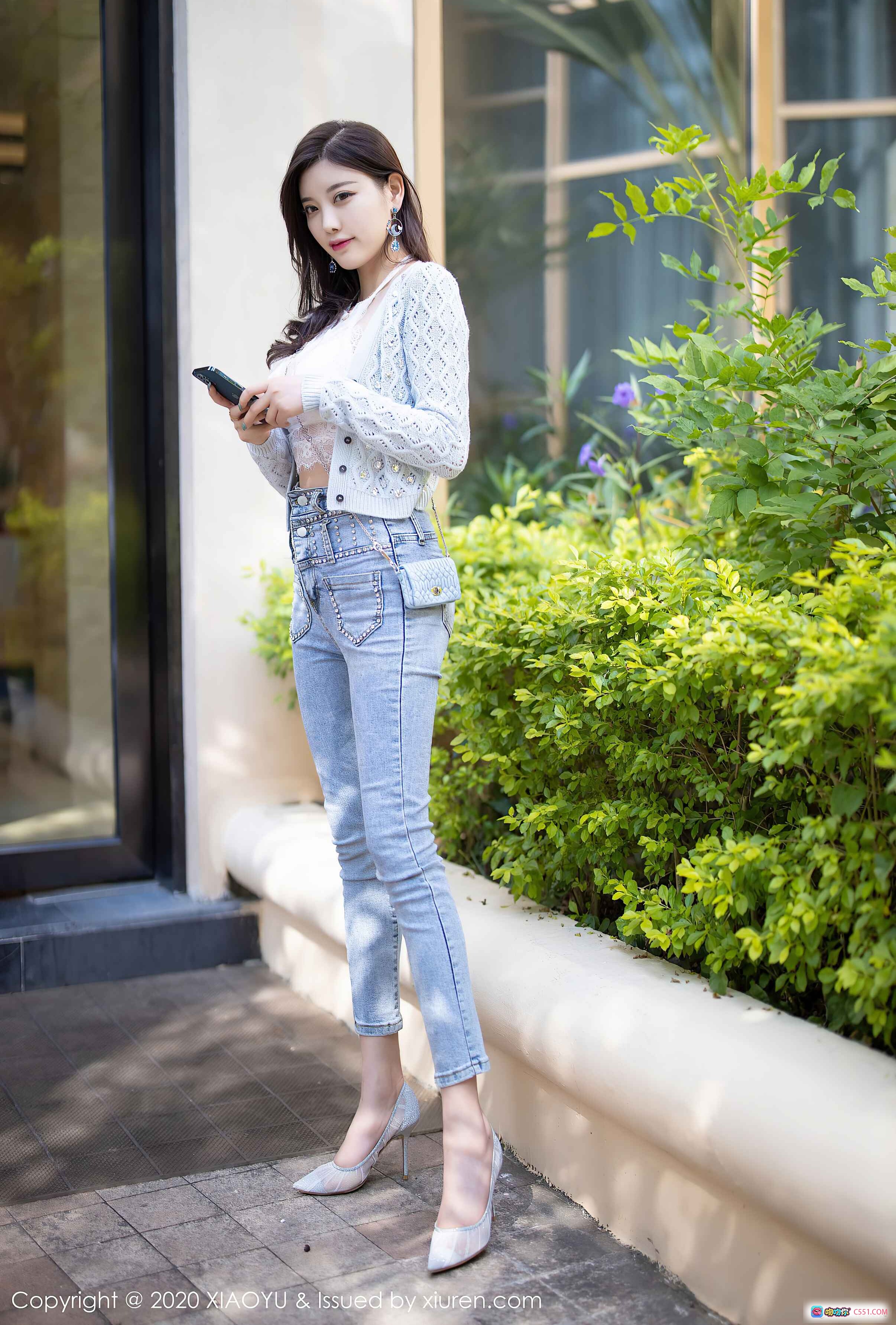 杨晨晨Sugar性感露背针织衫+浅蓝紧身牛仔裤+高跟鞋写真 | XIAOYU语画界2020.12.18 VOL.433高清美图 - 就要吻