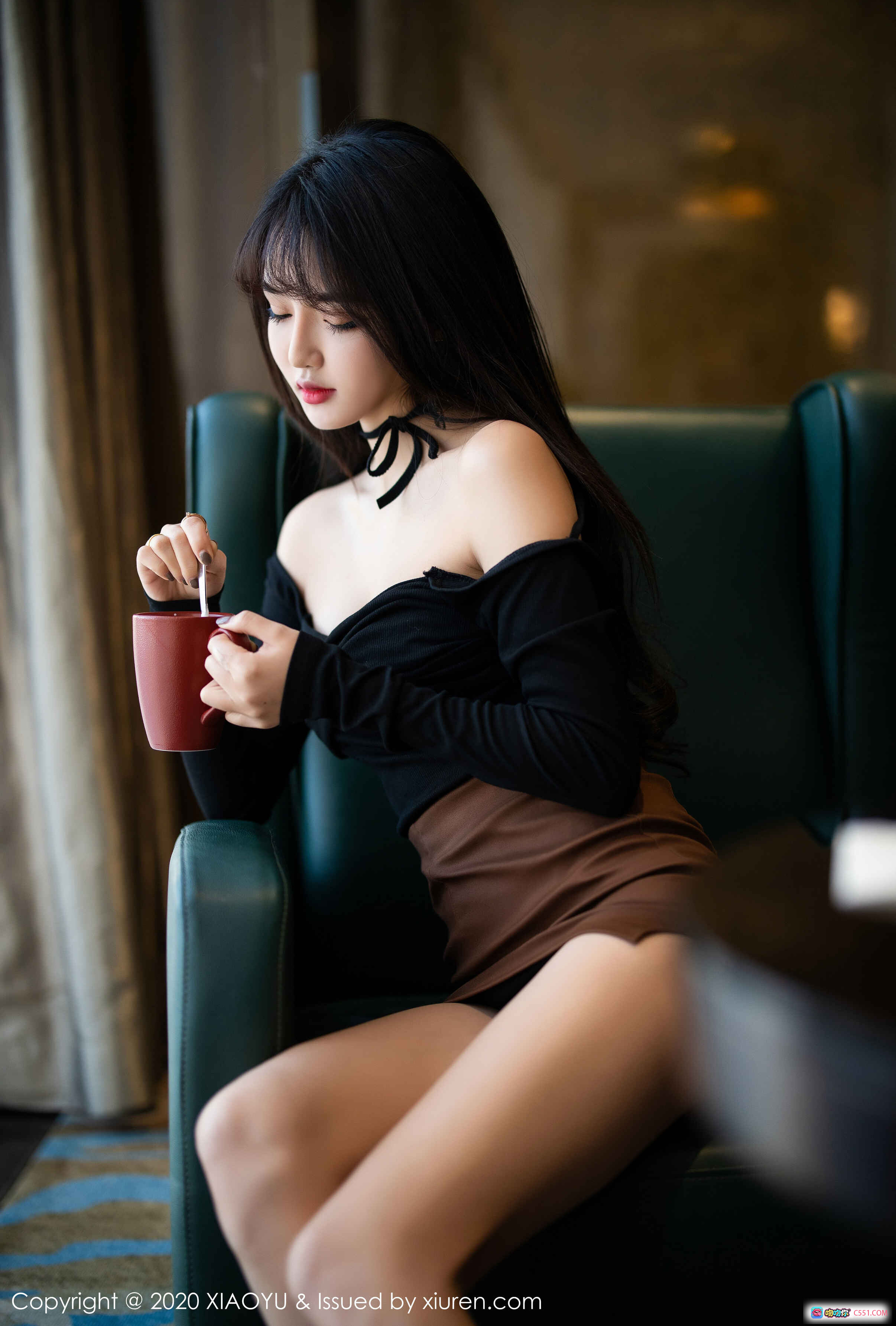 Miko酱优雅坐姿黑衣露肩搭配棕色短裙手持红杯咖啡写真 - XIAOYU语画界2020.02.17 VOL.248高清图集 - 就要吻