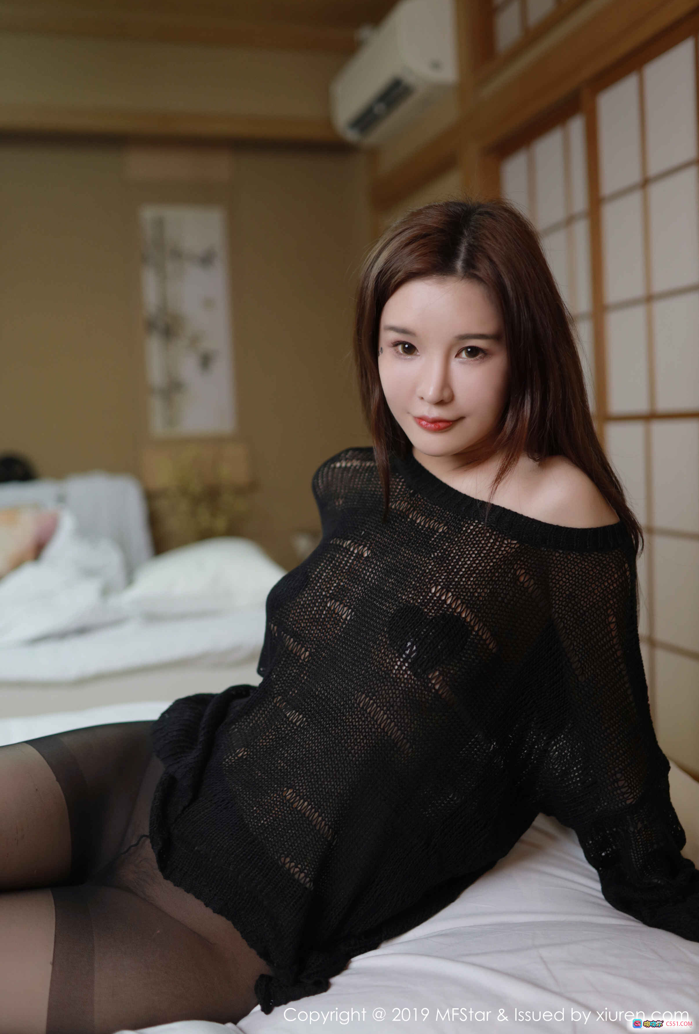 图片[1] - 张雨萌日系卧室写真 | 黑色透视针织衫+黑丝美腿 | MFStar模范学院Vol.195 2019.05.31 - 就要吻