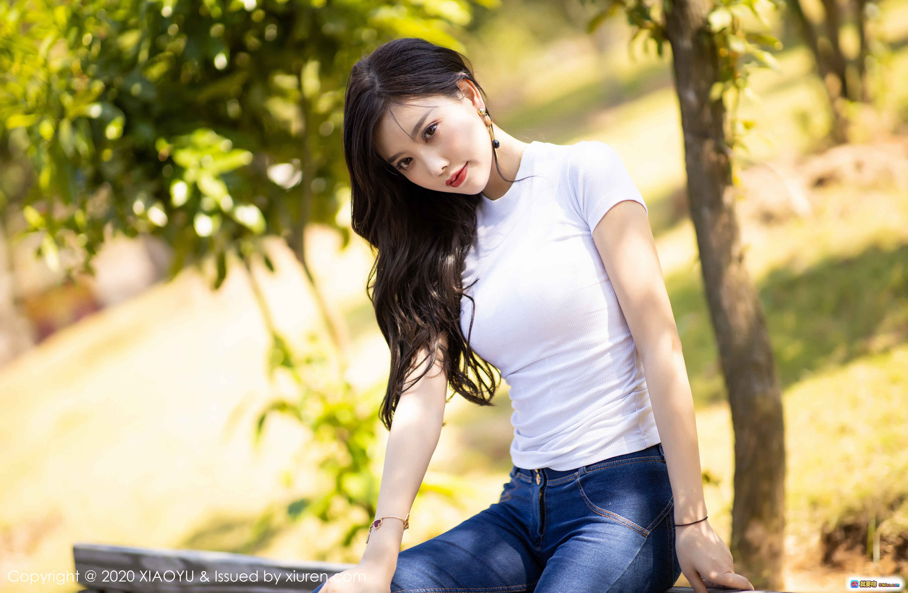 图片[7] - 杨晨晨sugar户外木桥写真 白T牛仔裤高跟鞋 纤腰翘臀自然光人像摄影 XIAOYU语画界VOL.300 - 就要吻