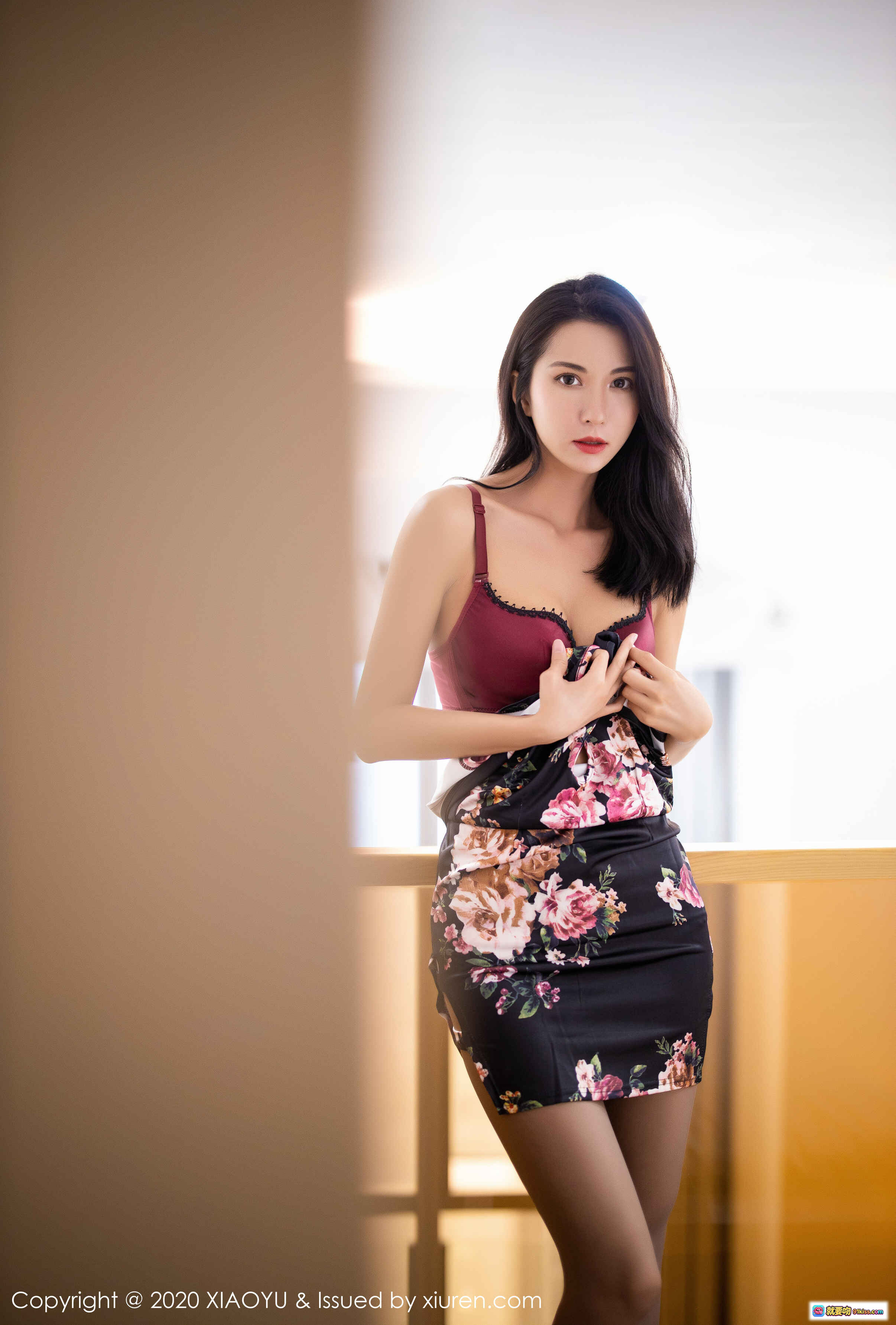 图片[4] - XIAOYU语画界2020.04.22 Vol.294 Carry 美女楼梯背影 花纹连衣裙 红色高跟鞋 丝袜美腿 室内写真 72P高清图集 - 就要吻