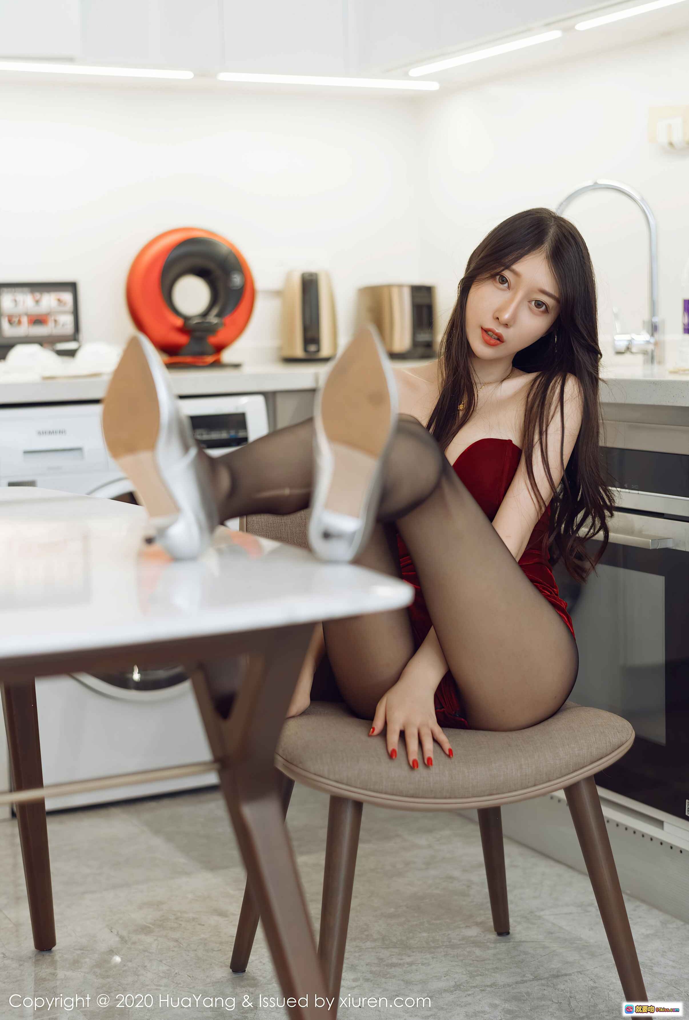 图片[1] - HuaYang花漾2020.09.04 Vol.284 玥儿玥er 红色吊带黑丝美腿高跟鞋厨房写真71P645MB - 就要吻