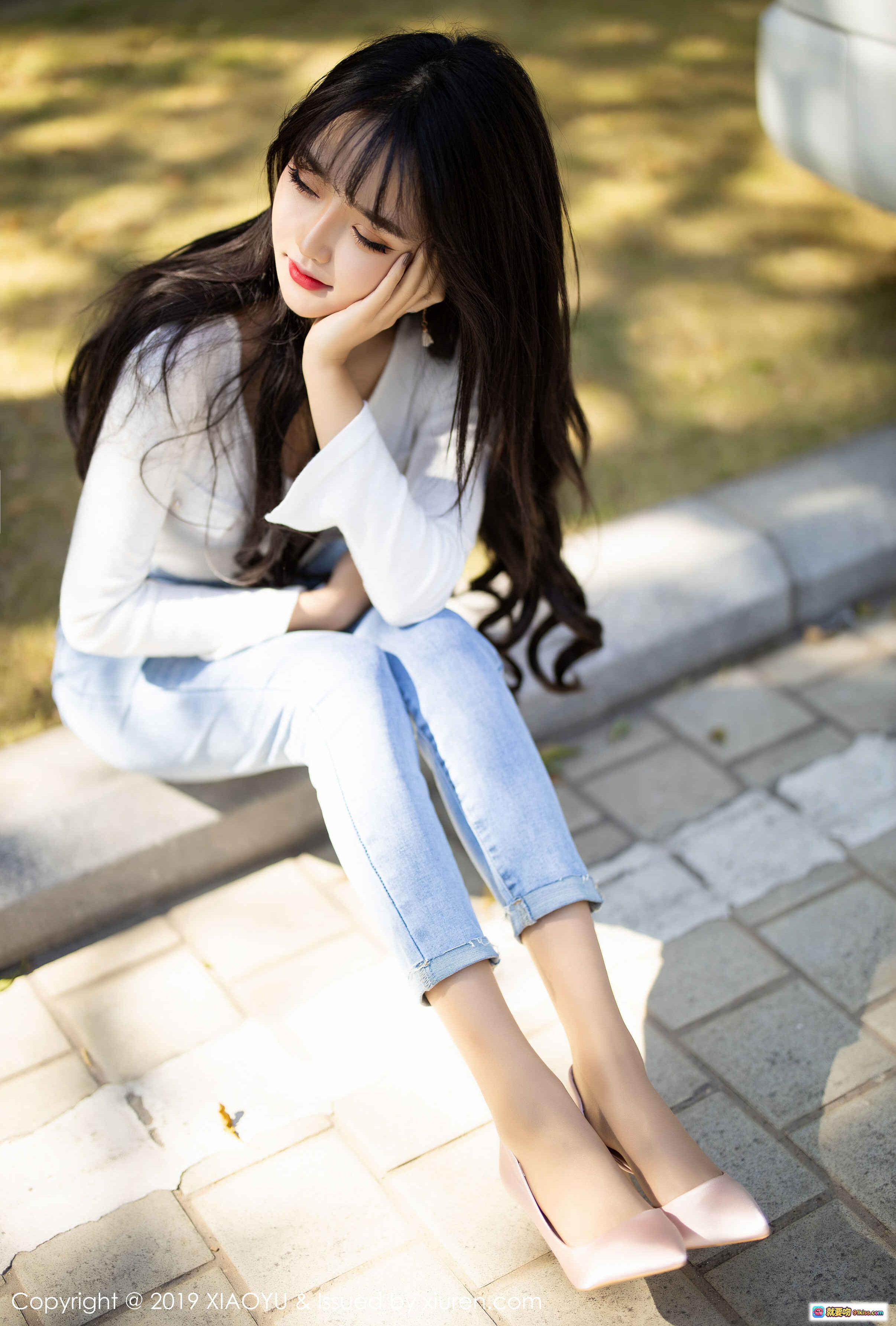 图片[4] - Miko酱吖清新户外写真 | 白色V领上衣+牛仔短裤 | 黑长直发+红唇妆容 | 手持手机自然街拍 | XIAOYU语画界2019 VOL.212 - 就要吻