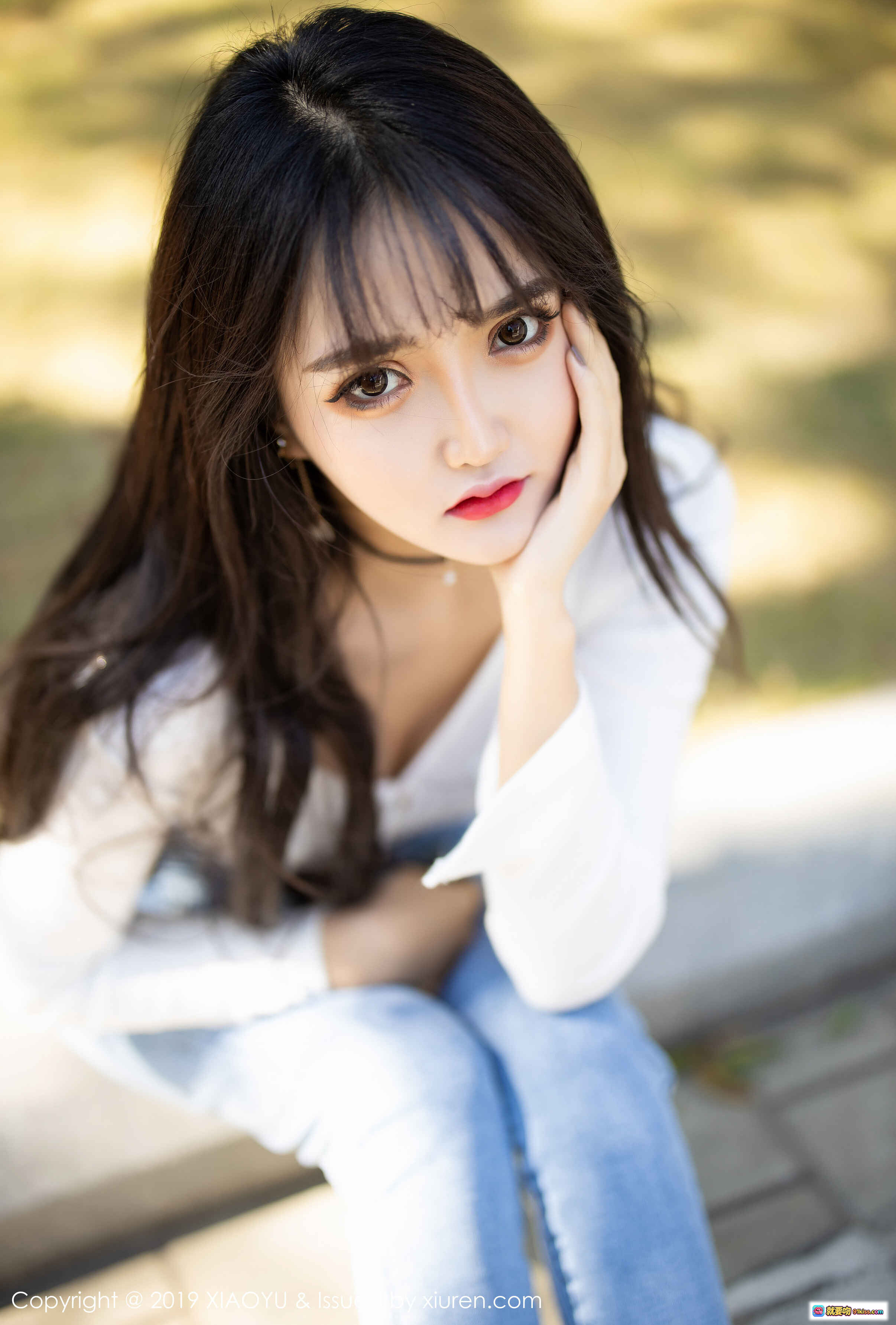 图片[5] - Miko酱吖清新户外写真 | 白色V领上衣+牛仔短裤 | 黑长直发+红唇妆容 | 手持手机自然街拍 | XIAOYU语画界2019 VOL.212 - 就要吻