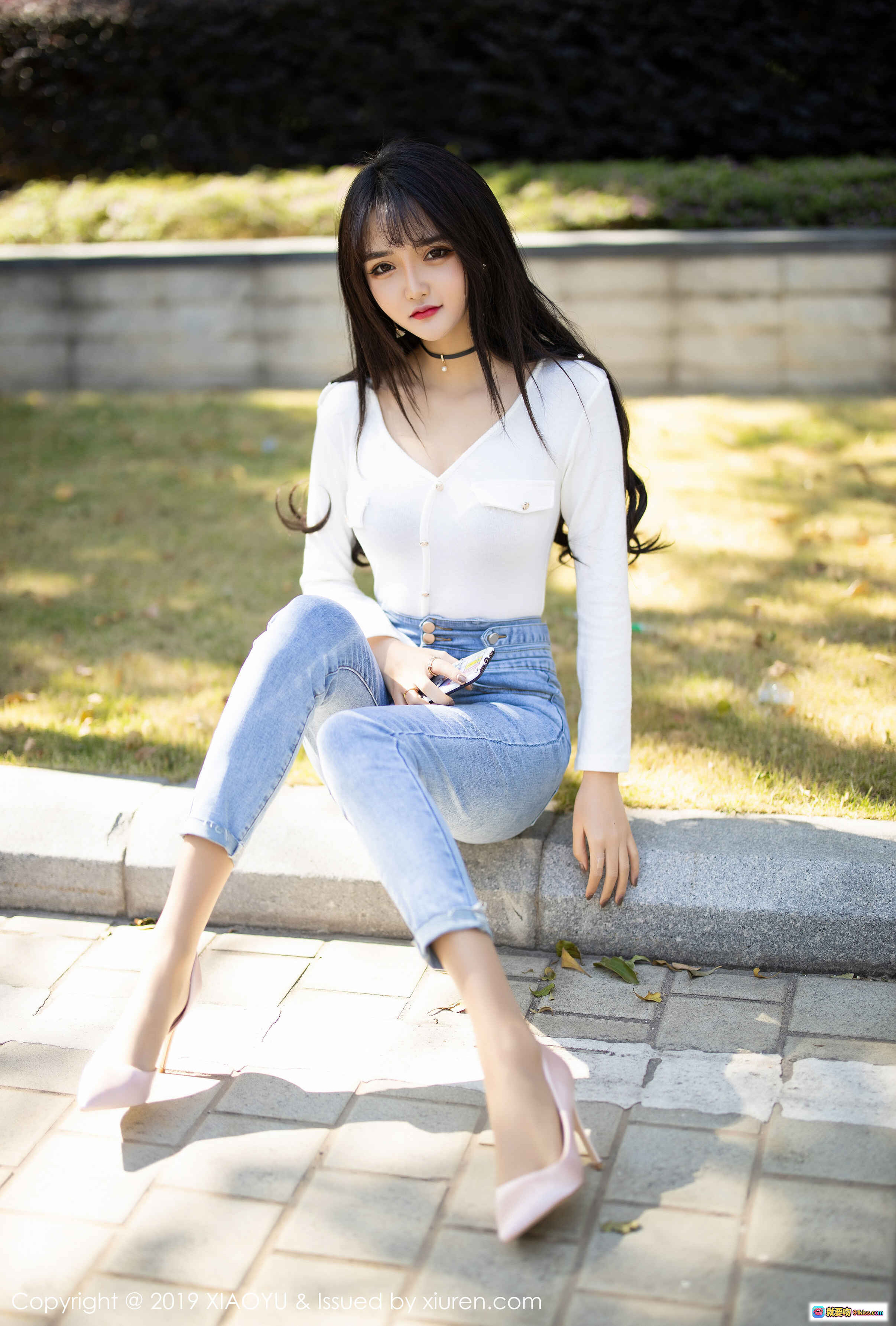 图片[7] - Miko酱吖清新户外写真 | 白色V领上衣+牛仔短裤 | 黑长直发+红唇妆容 | 手持手机自然街拍 | XIAOYU语画界2019 VOL.212 - 就要吻