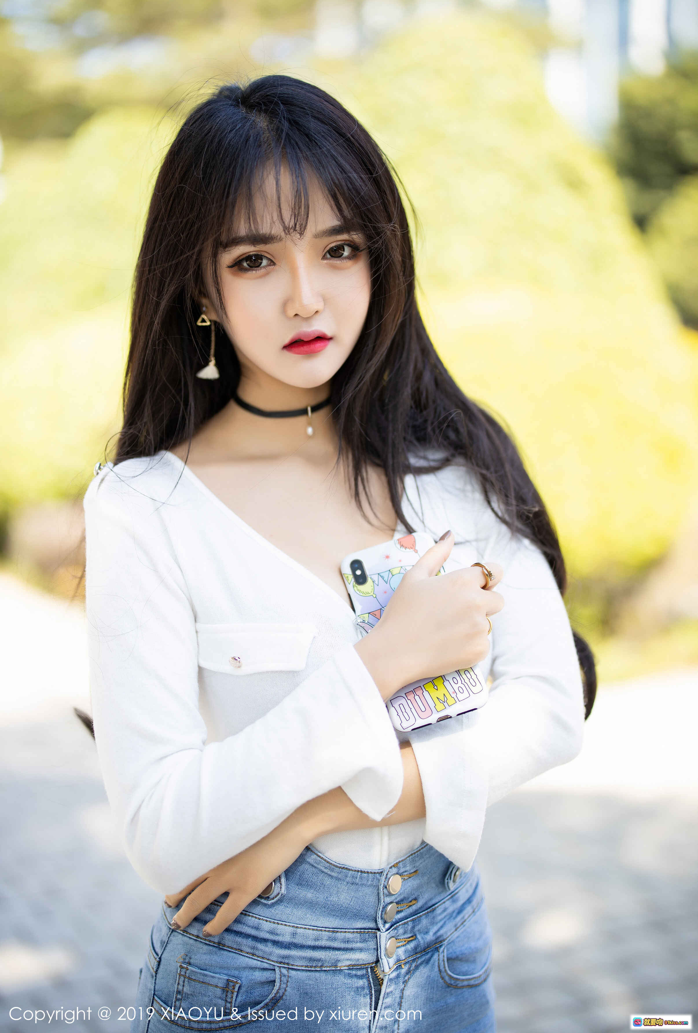 Miko酱吖清新户外写真 | 白色V领上衣+牛仔短裤 | 黑长直发+红唇妆容 | 手持手机自然街拍 | XIAOYU语画界2019 VOL.212 - 就要吻