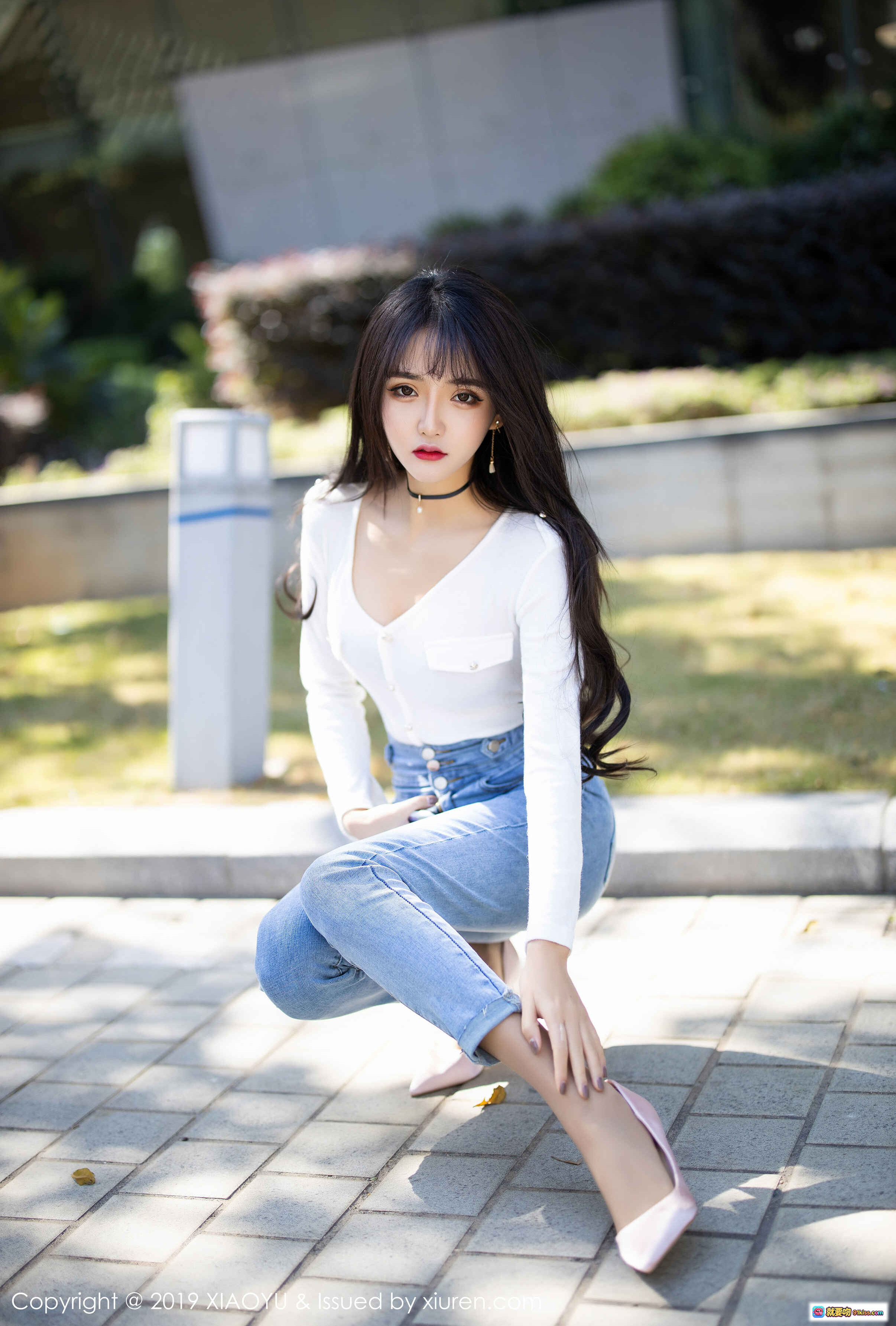 图片[8] - Miko酱吖清新户外写真 | 白色V领上衣+牛仔短裤 | 黑长直发+红唇妆容 | 手持手机自然街拍 | XIAOYU语画界2019 VOL.212 - 就要吻