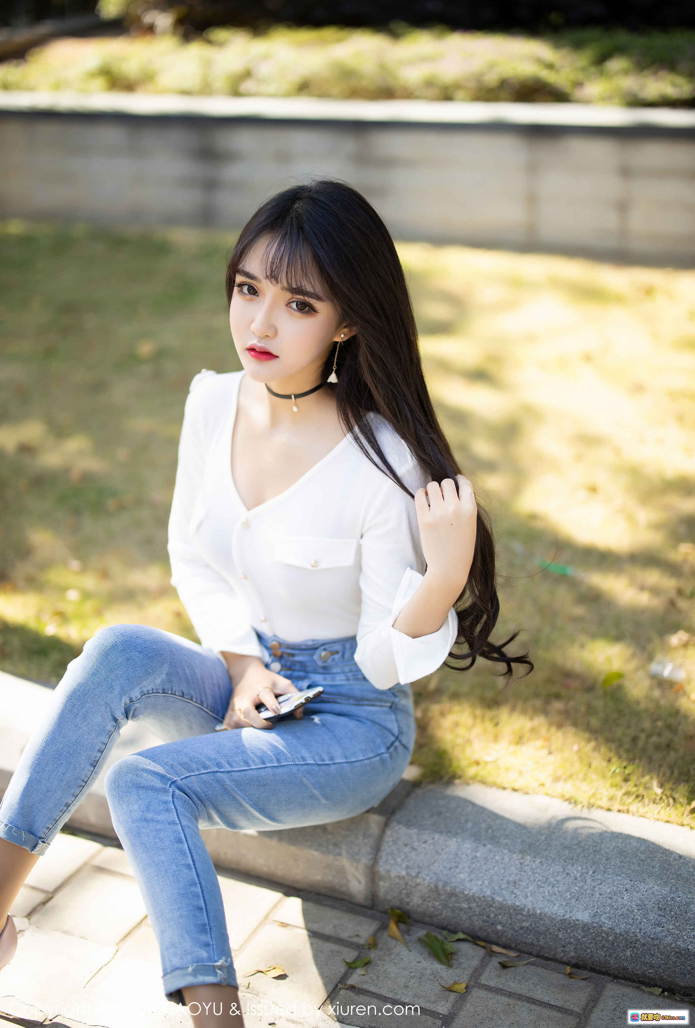 图片[6] - Miko酱吖清新户外写真 | 白色V领上衣+牛仔短裤 | 黑长直发+红唇妆容 | 手持手机自然街拍 | XIAOYU语画界2019 VOL.212 - 就要吻