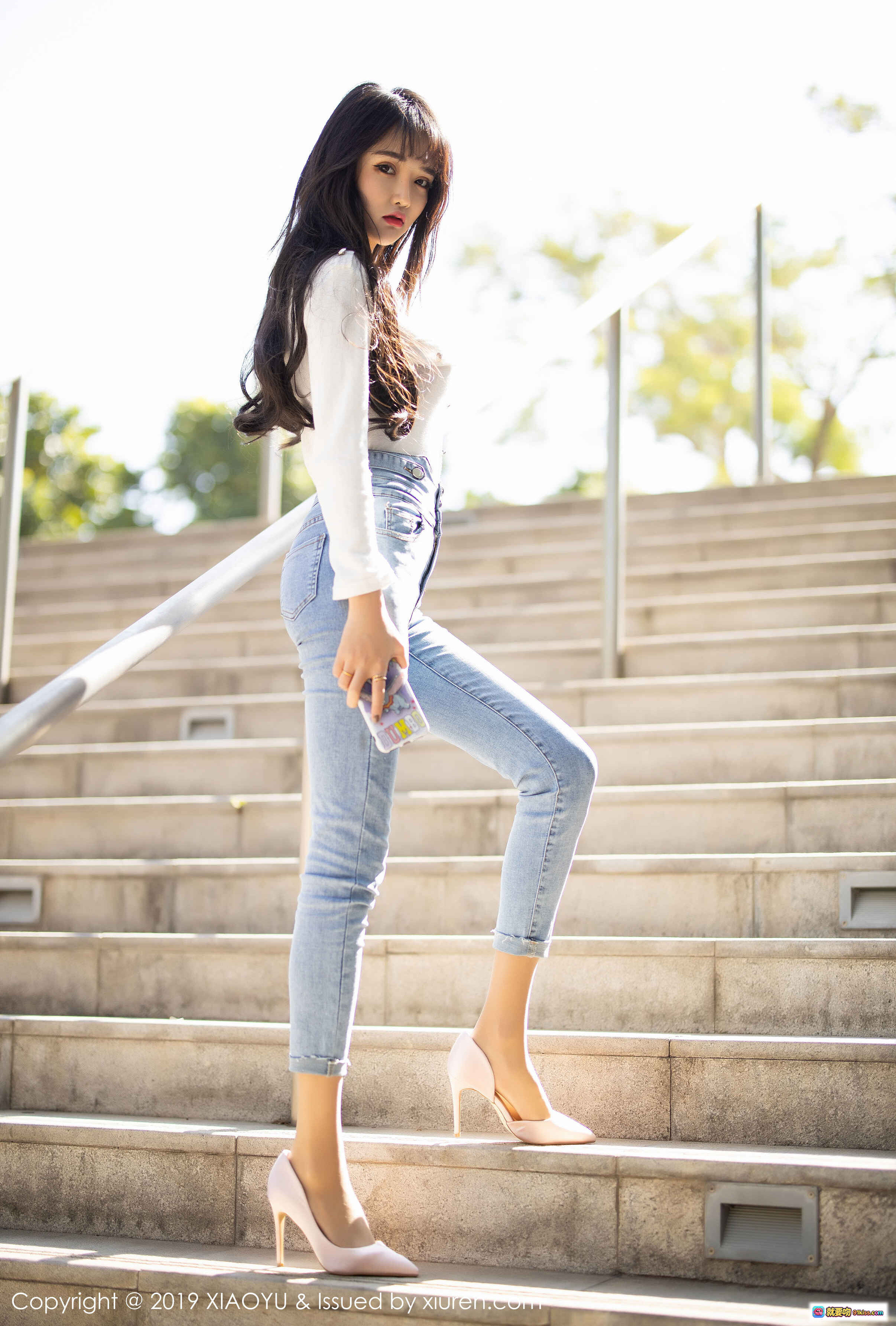 图片[10] - Miko酱吖清新户外写真 | 白色V领上衣+牛仔短裤 | 黑长直发+红唇妆容 | 手持手机自然街拍 | XIAOYU语画界2019 VOL.212 - 就要吻