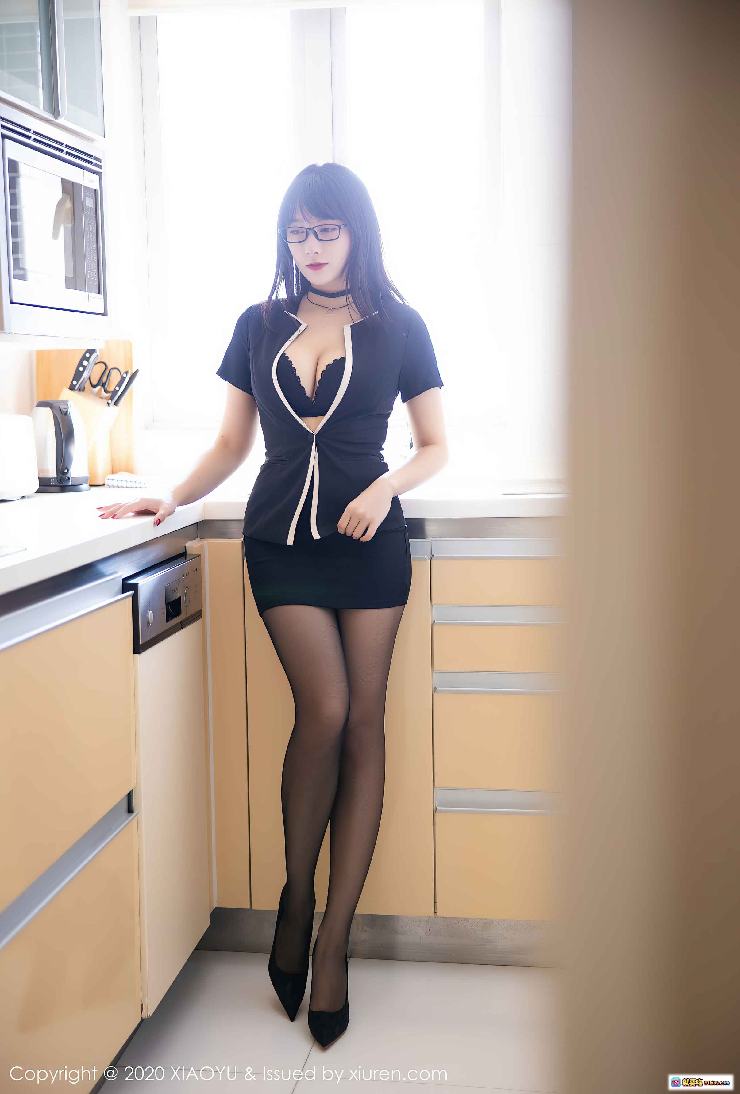 何嘉颖黑丝美腿厨房写真｜XIAOYU语画界VOL.436性感女仆风造型｜2020年12月高清图集 - 就要吻