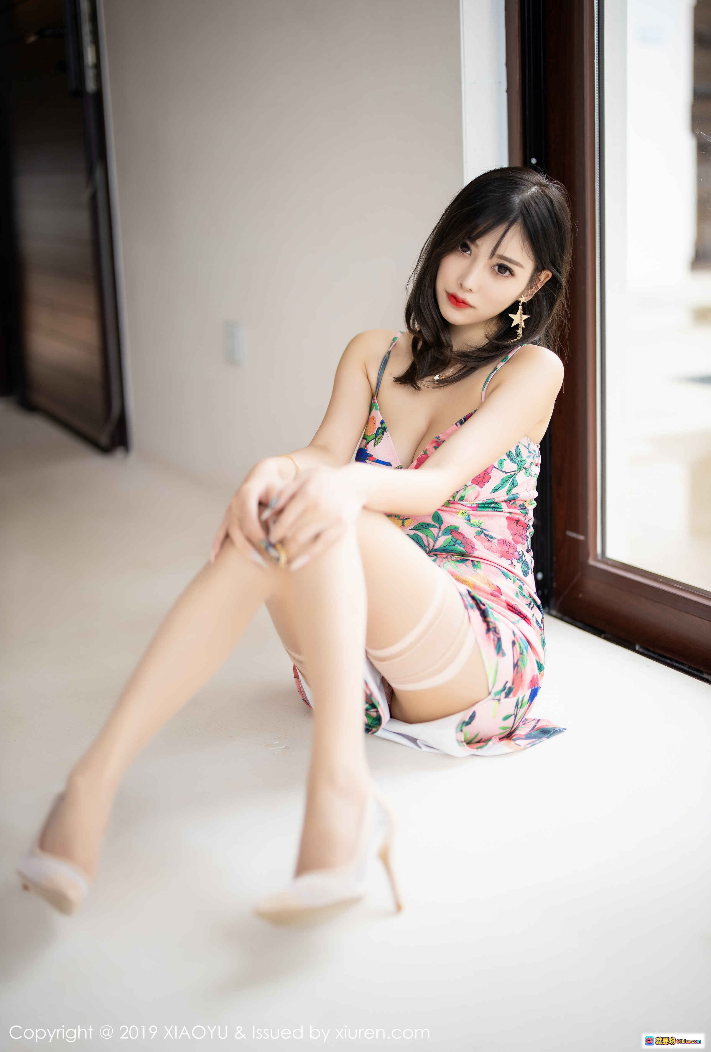 图片[5] - 杨晨晨Sugar身穿粉色花卉吊带裙优雅写真 | XIAOYU语画界2019 VOL.194高清美图 - 就要吻