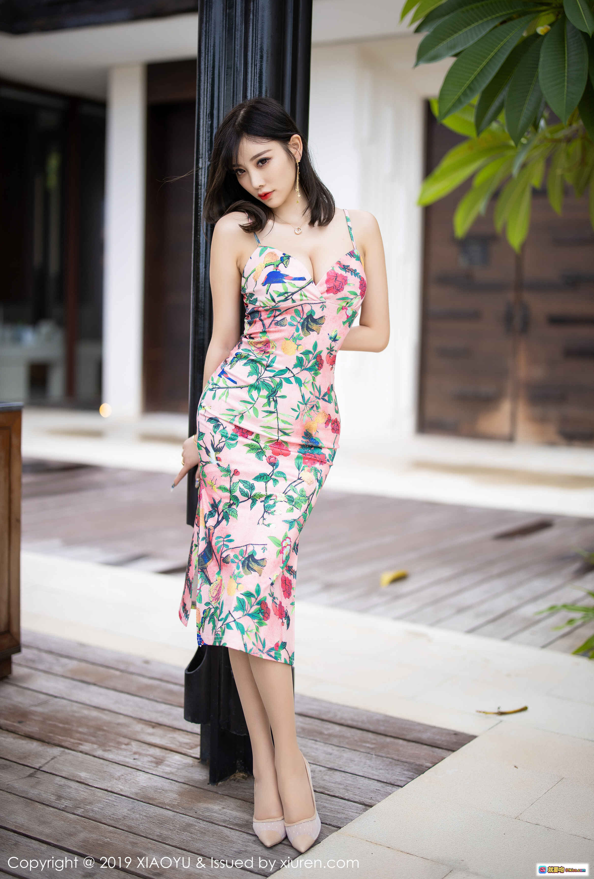 杨晨晨Sugar身穿粉色花卉吊带裙优雅写真 | XIAOYU语画界2019 VOL.194高清美图 - 就要吻