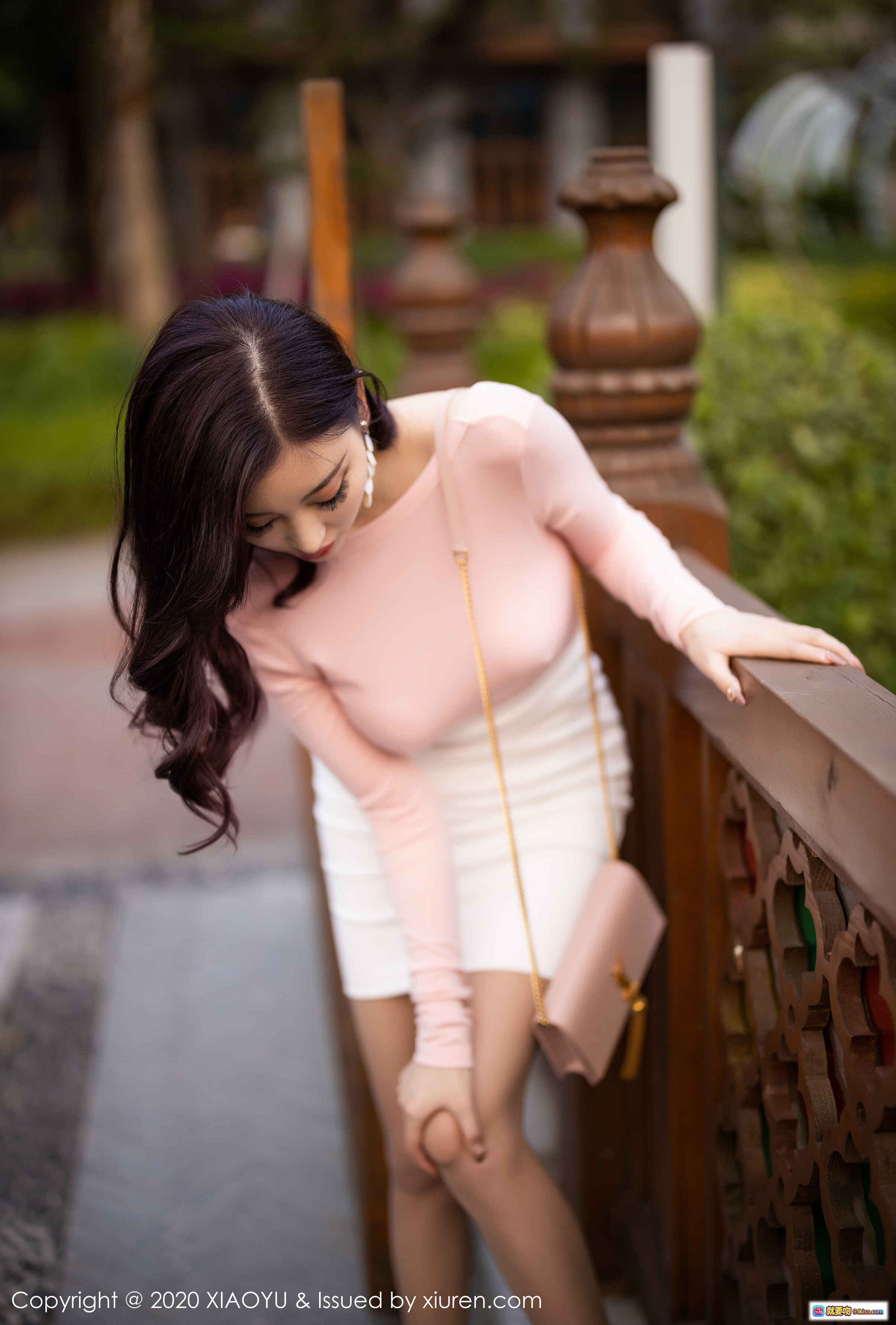 图片[9] - 杨晨晨Sugar粉白穿搭优雅写真 | XIAOYU语画界Vol.310户外木栏街拍美图 - 就要吻