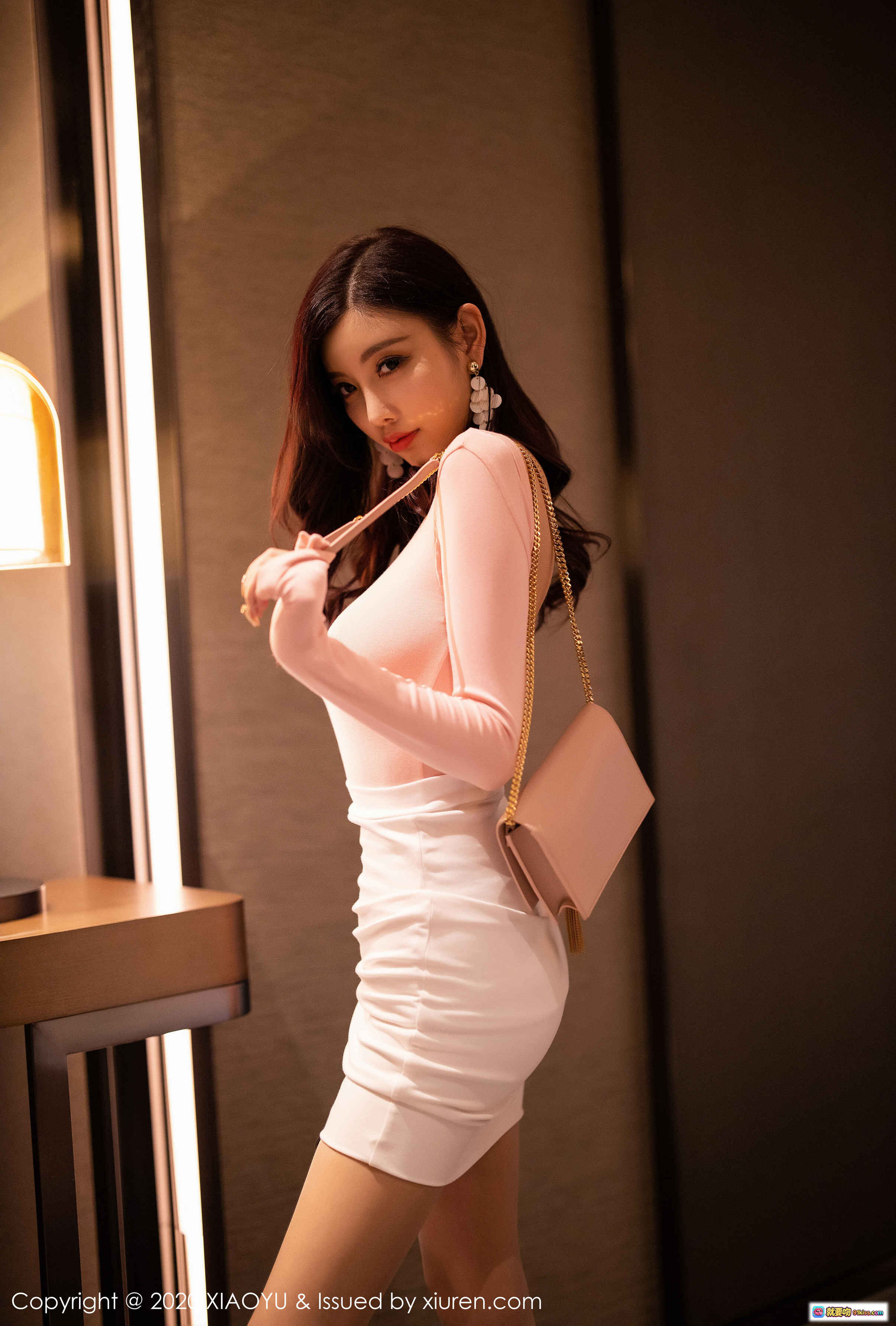 图片[2] - 杨晨晨Sugar粉白穿搭优雅写真 | XIAOYU语画界Vol.310户外木栏街拍美图 - 就要吻