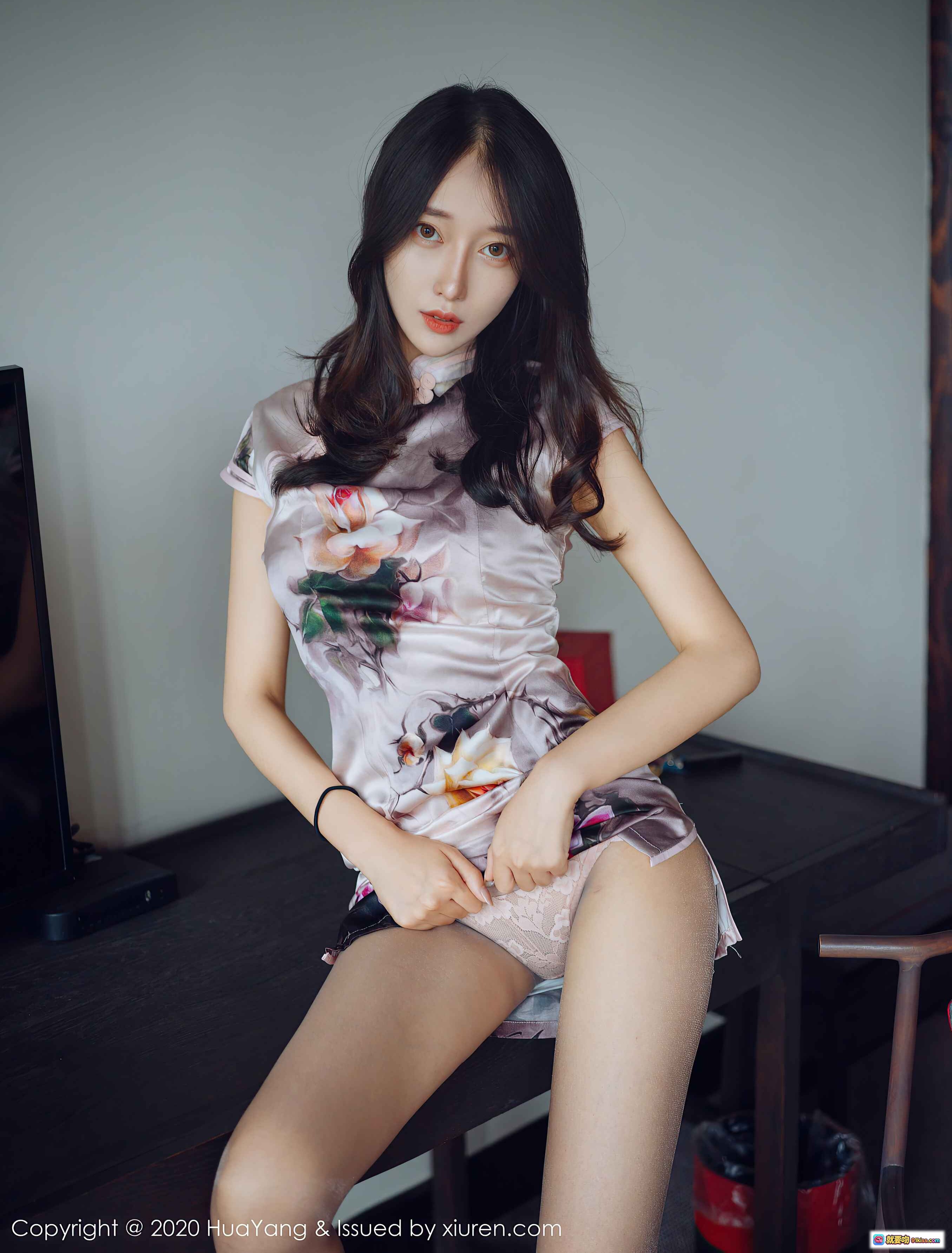 图片[1] - HuaYang花漾2020.12.11 VOL.339 玥儿玥er旗袍写真 优雅性感花卉图案丝绸短袖旗袍搭配蕾丝内搭 美腿黑丝诱惑室内私房摄影 - 就要吻