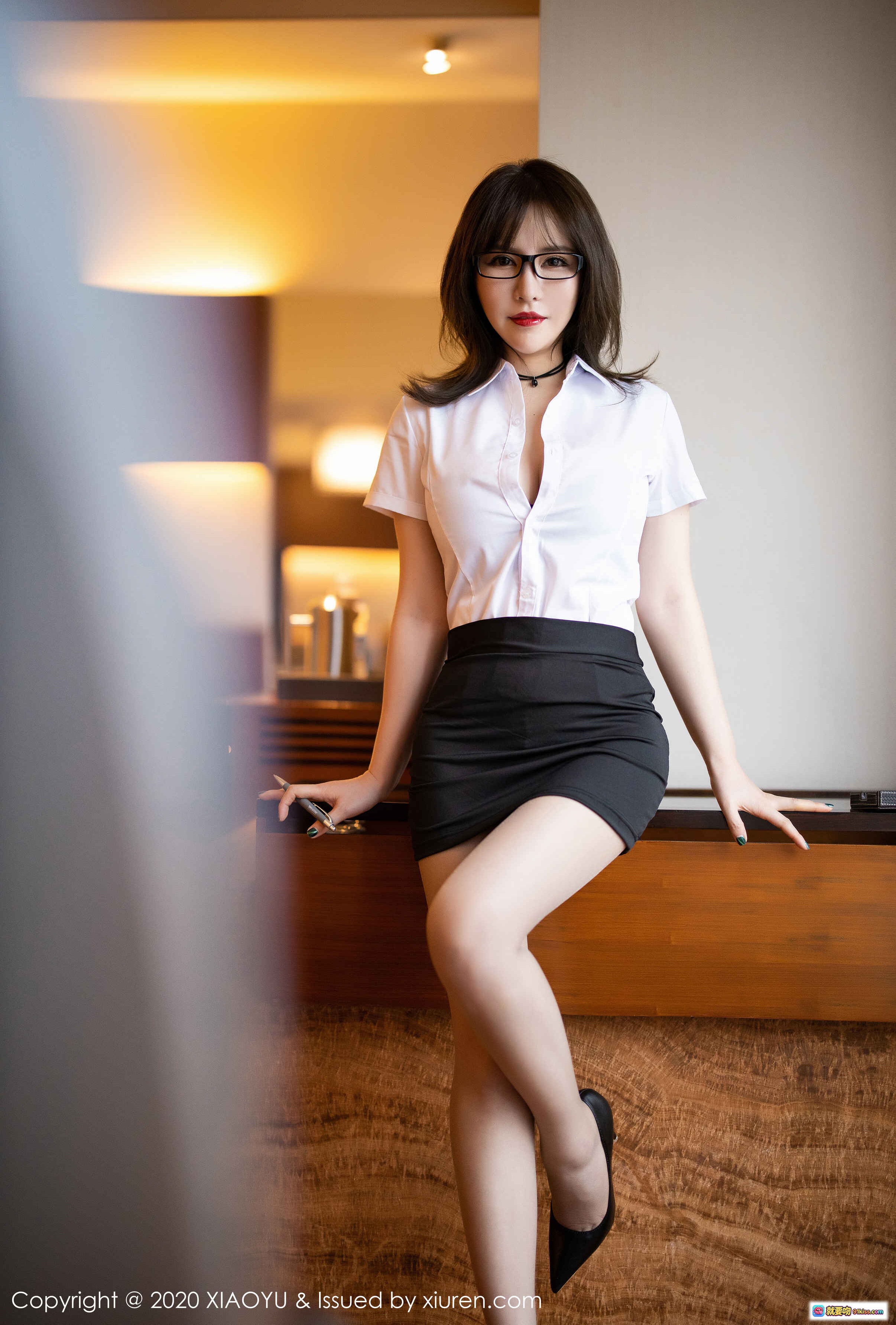 夏小雅白衬衫黑短裙眼镜美女写真 | XIAOYU语画界2020年4月Vol.288高清图集 - 就要吻