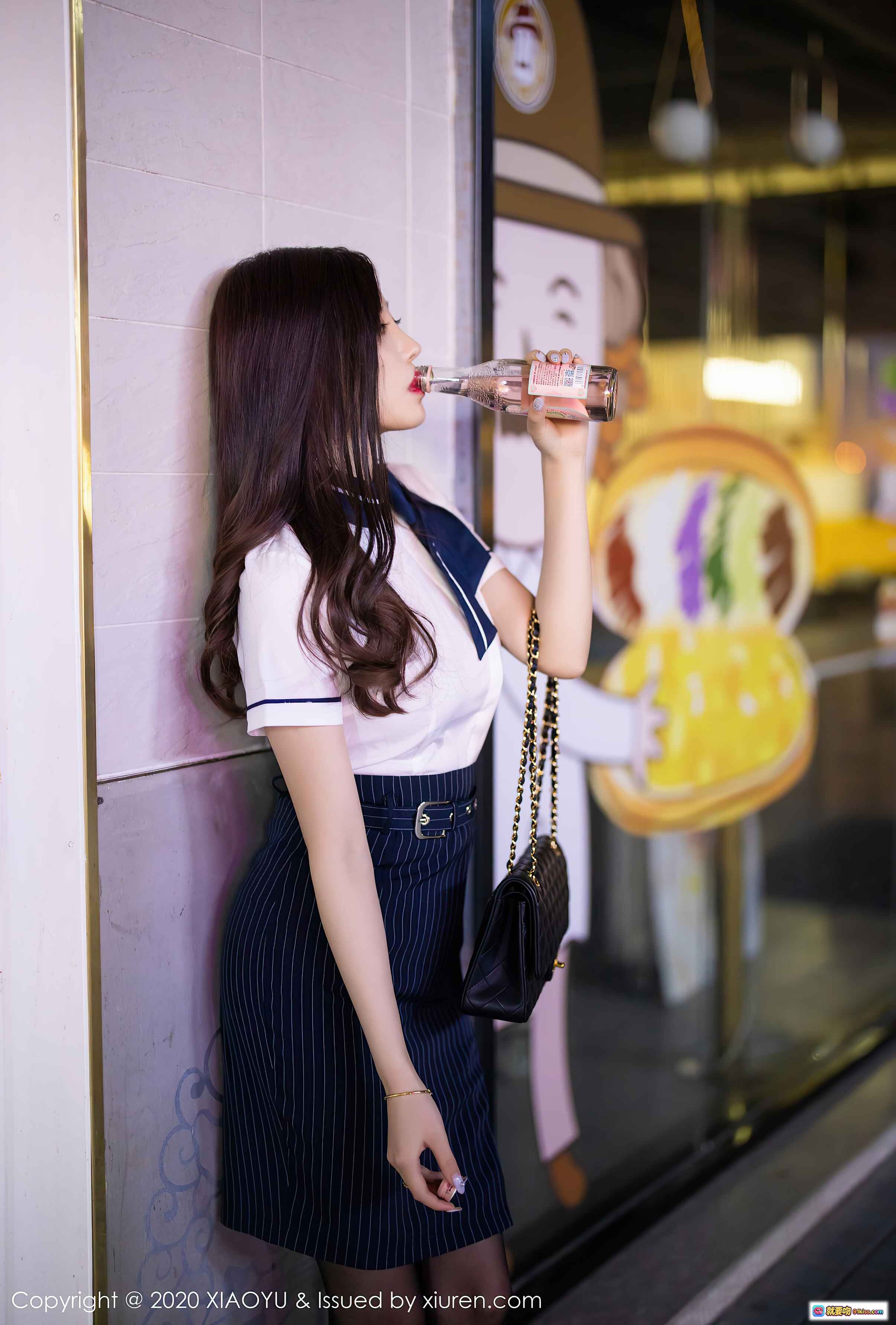 图片[3] - 杨晨晨Sugar黑丝美腿写真 | XIAOYU语画界Vol.393 | 白色制服+深蓝领结+酒店床拍 | 2020高清私房图集 - 就要吻