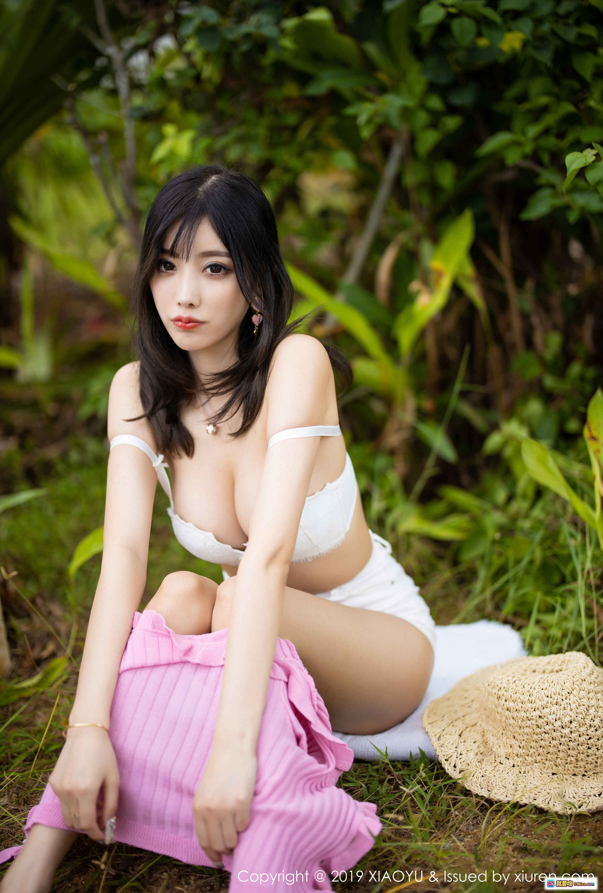 图片[3] - 杨晨晨sugar热带度假风写真｜粉色荷叶边上衣+白色短裤+草帽造型｜XIAOYU语画界VOL.169高清美图 - 就要吻