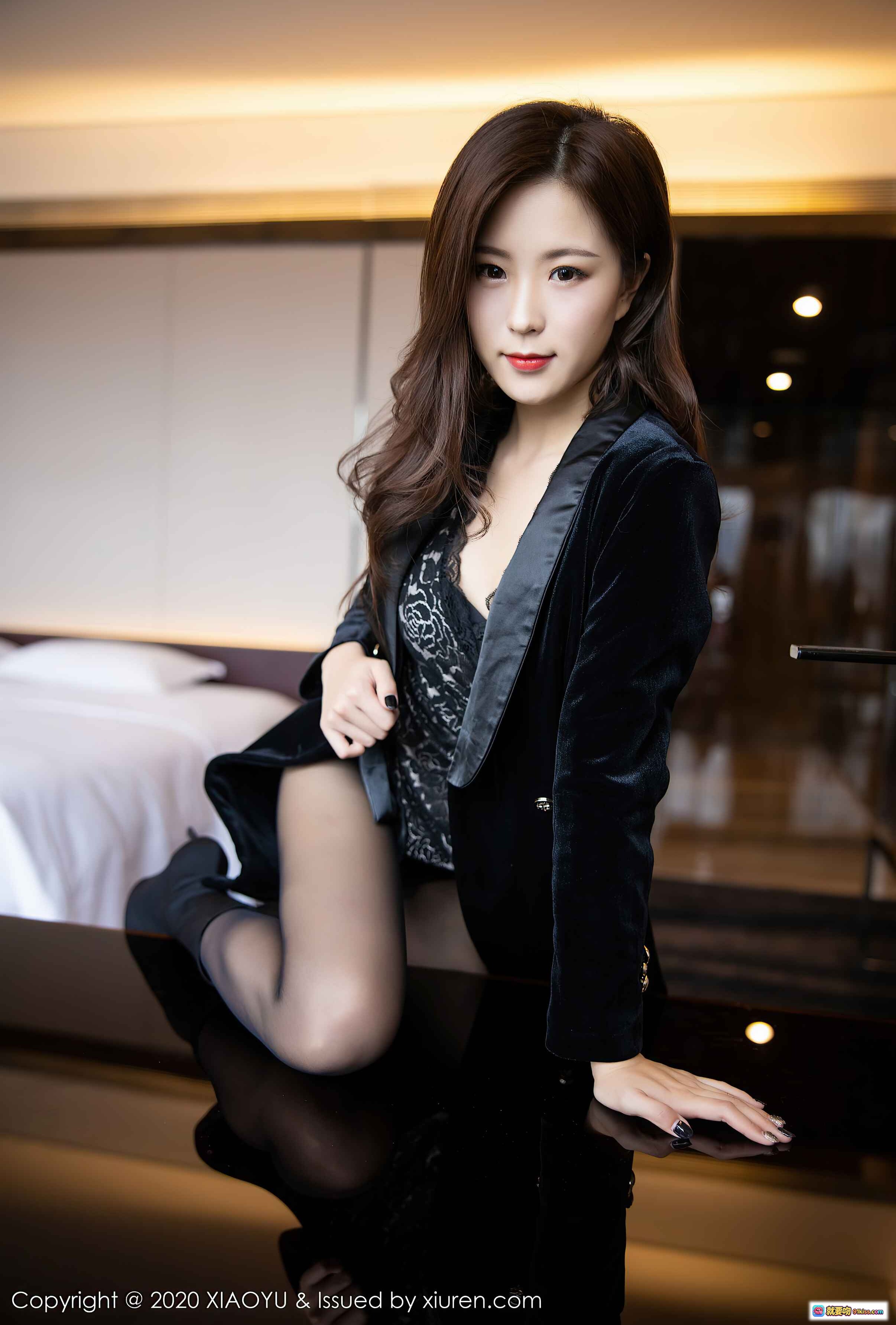 杨紫嫣Cynthia优雅写真 | 黑丝美腿 | 丝绒西装外套 | 性感蕾丝内搭 | 高清私房摄影 | XIAOYU语画界Vol.400 - 就要吻
