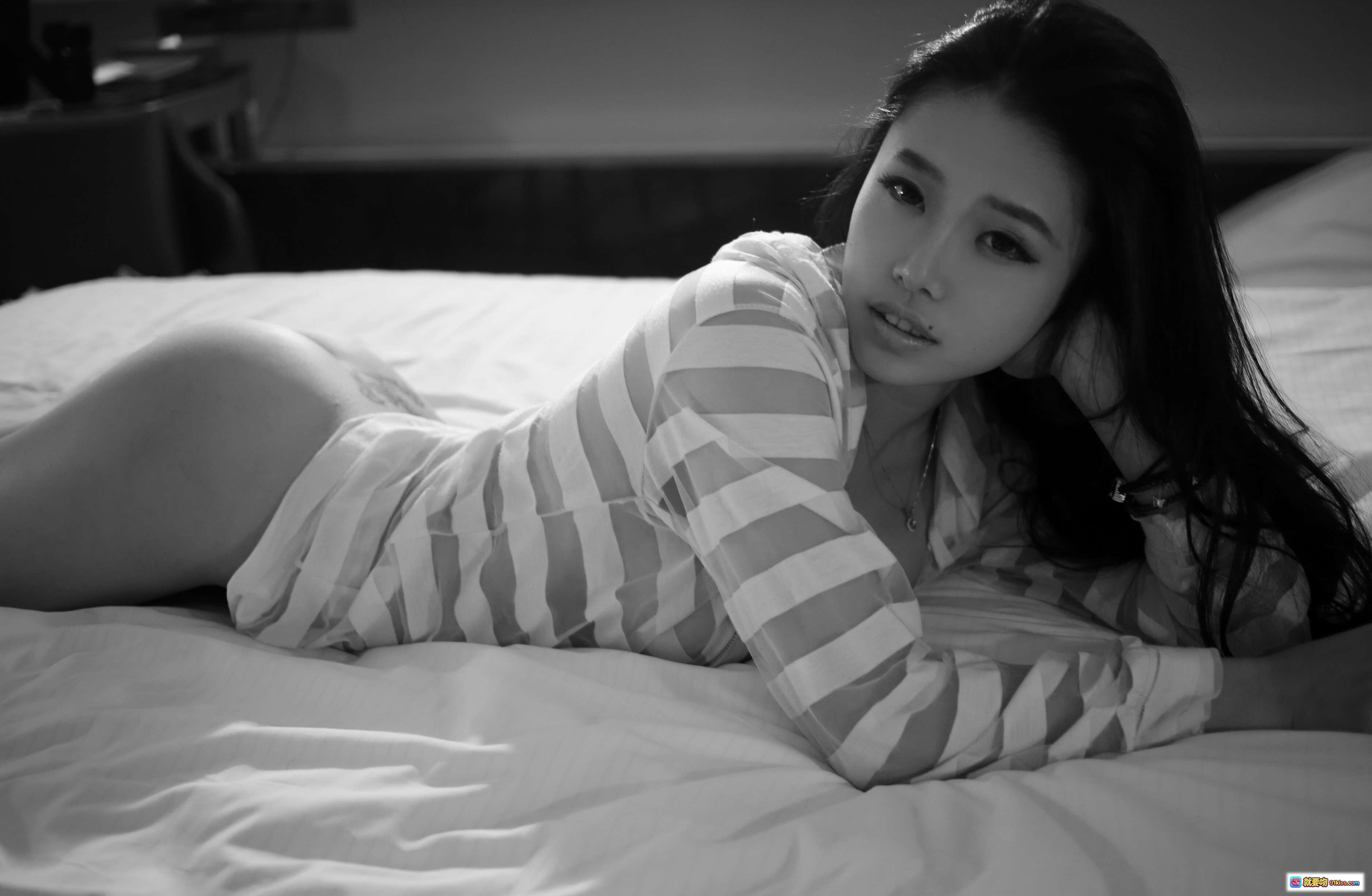 图片[2] - XIUREN秀人网2013.10.06 No.0024 luvian本能 黑白写真 床上慵懒风 长发性感 穿透感条纹衬衫 70P高清图集 - 就要吻