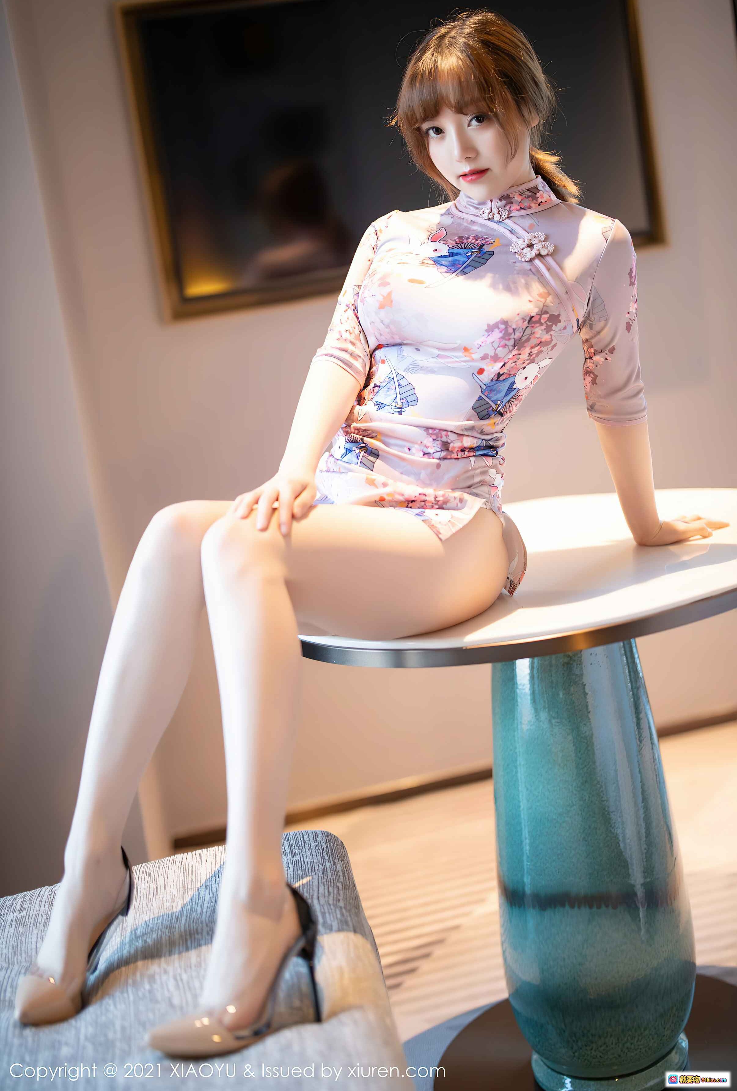 图片[7] - XIAOYU语画界2021.01.11 VOL.448 豆瓣酱 旗袍美女写真 白色丝袜美腿 优雅侧坐姿势 室内光影艺术摄影 - 就要吻