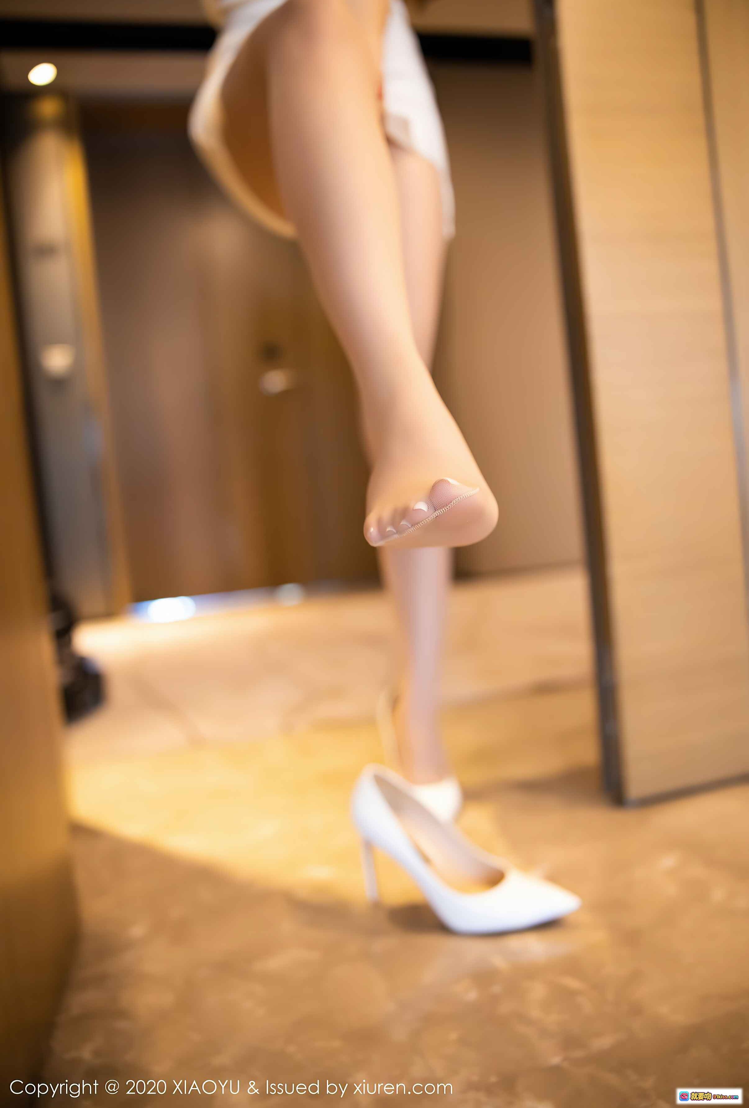 图片[5] - 白裙美腿高跟鞋写真｜芝芝Booty优雅坐姿性感大片｜XIAOYU语画界VOL.432 - 就要吻