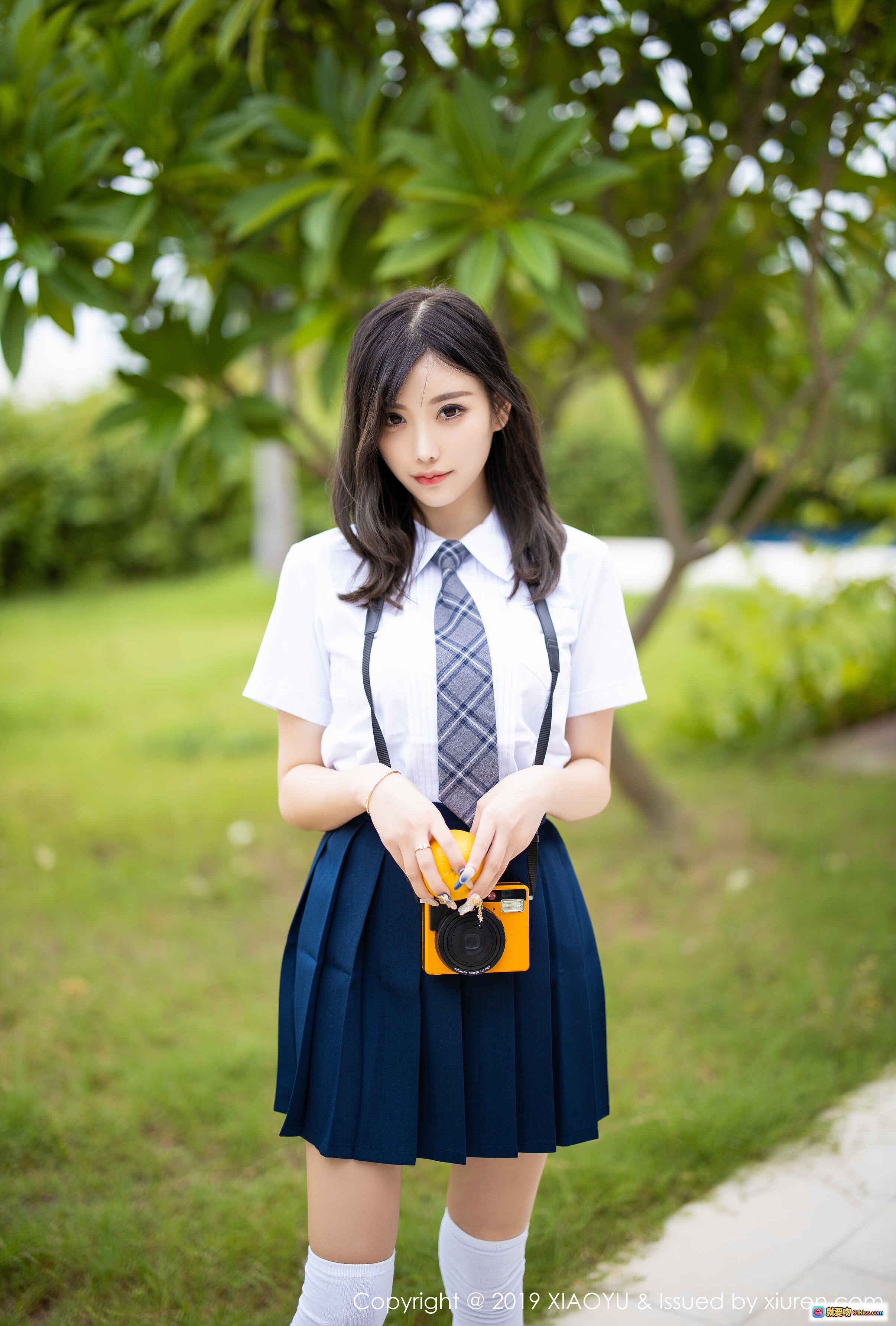 图片[8] - 杨晨晨sugar校服写真 | 白衬衫蓝百褶裙 | 手持黄色相机 | 白色过膝袜 | 户外清新少女风 | XIAOYU语画界VOL.184 - 就要吻