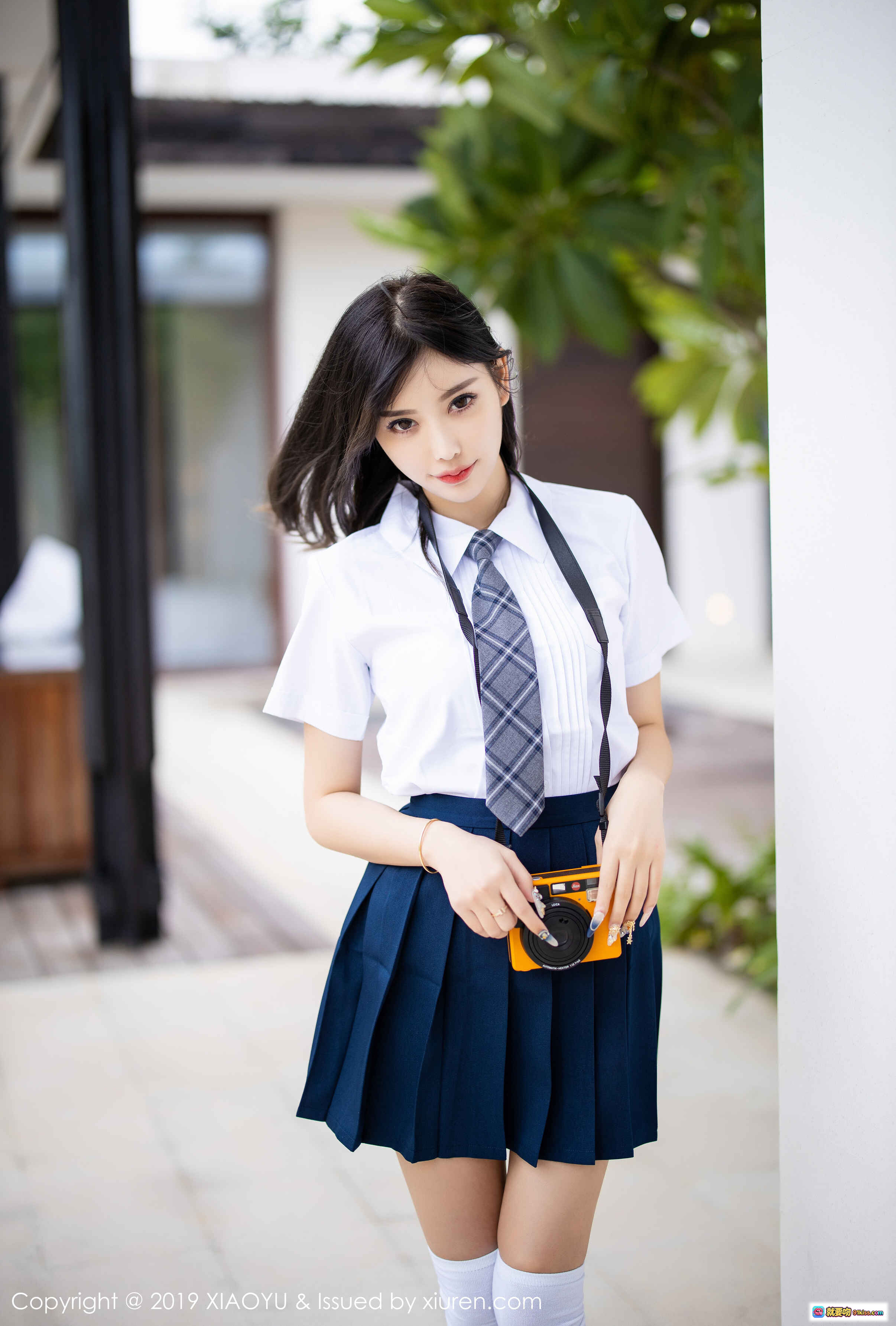 图片[10] - 杨晨晨sugar校服写真 | 白衬衫蓝百褶裙 | 手持黄色相机 | 白色过膝袜 | 户外清新少女风 | XIAOYU语画界VOL.184 - 就要吻
