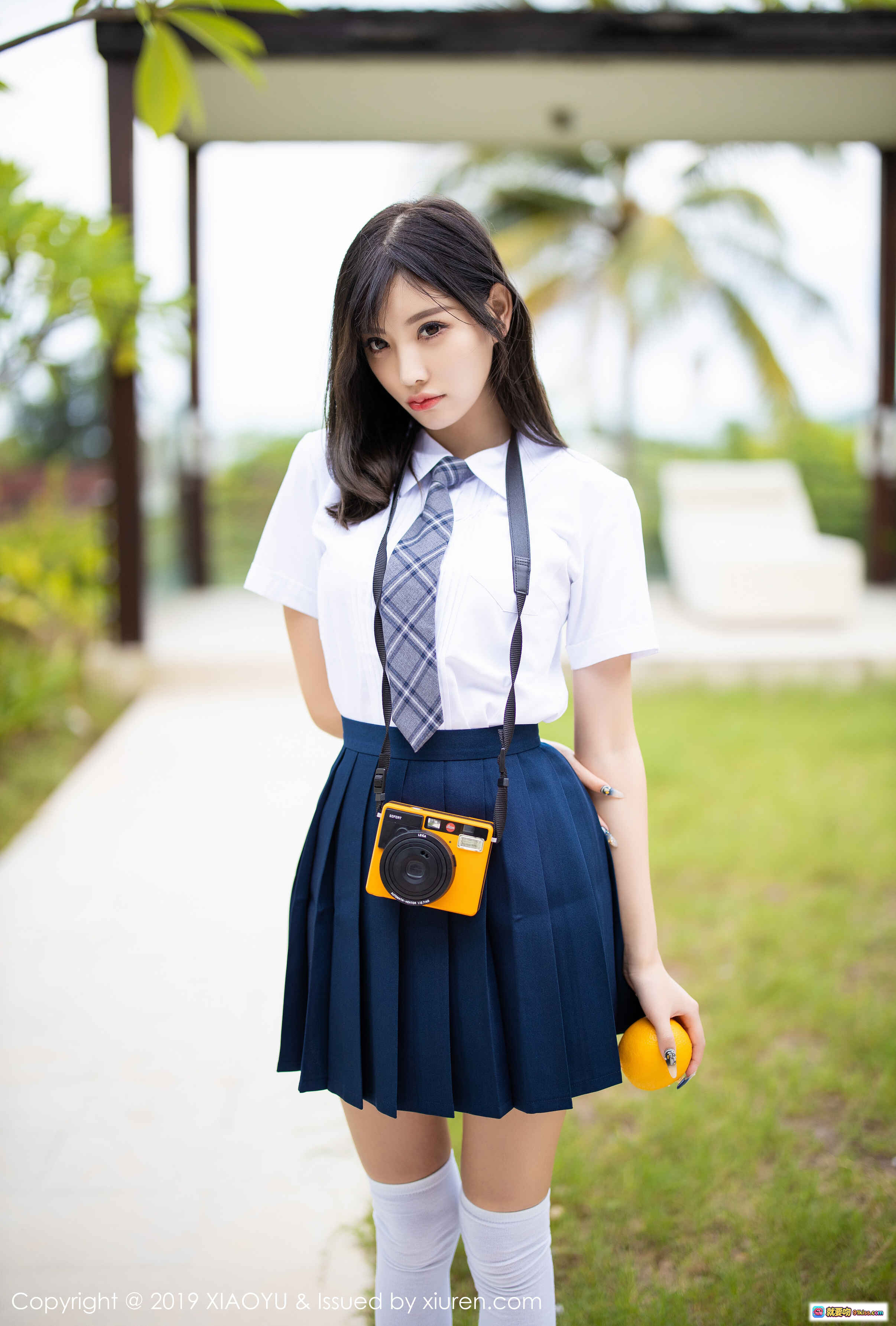图片[9] - 杨晨晨sugar校服写真 | 白衬衫蓝百褶裙 | 手持黄色相机 | 白色过膝袜 | 户外清新少女风 | XIAOYU语画界VOL.184 - 就要吻
