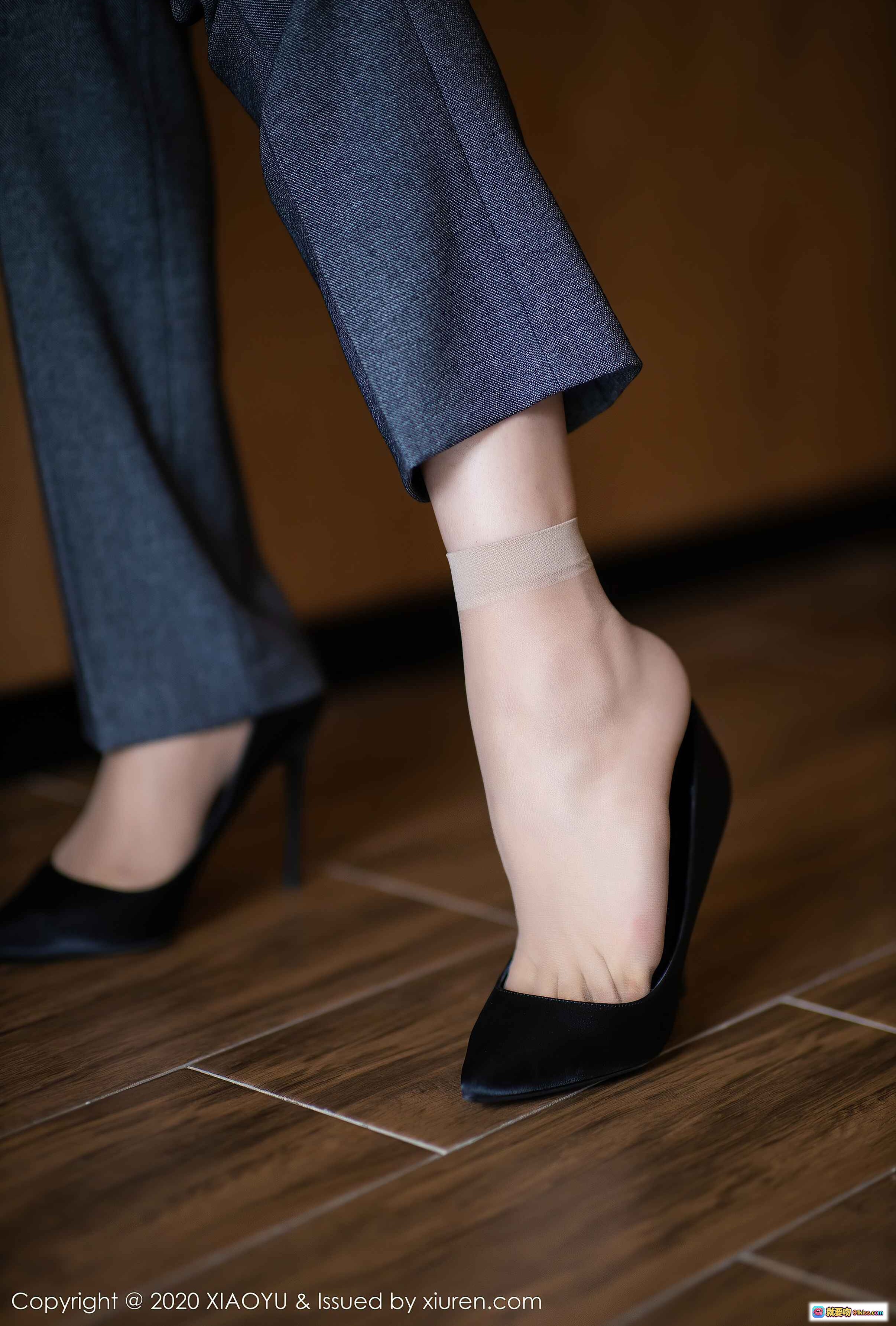 图片[1] - XIAOYU语画界2020.07.06 Vol.319 芝芝Booty 黑色高跟鞋搭配灰色西装裤 精致脚踝丝袜特写 优雅职场风写真 - 就要吻