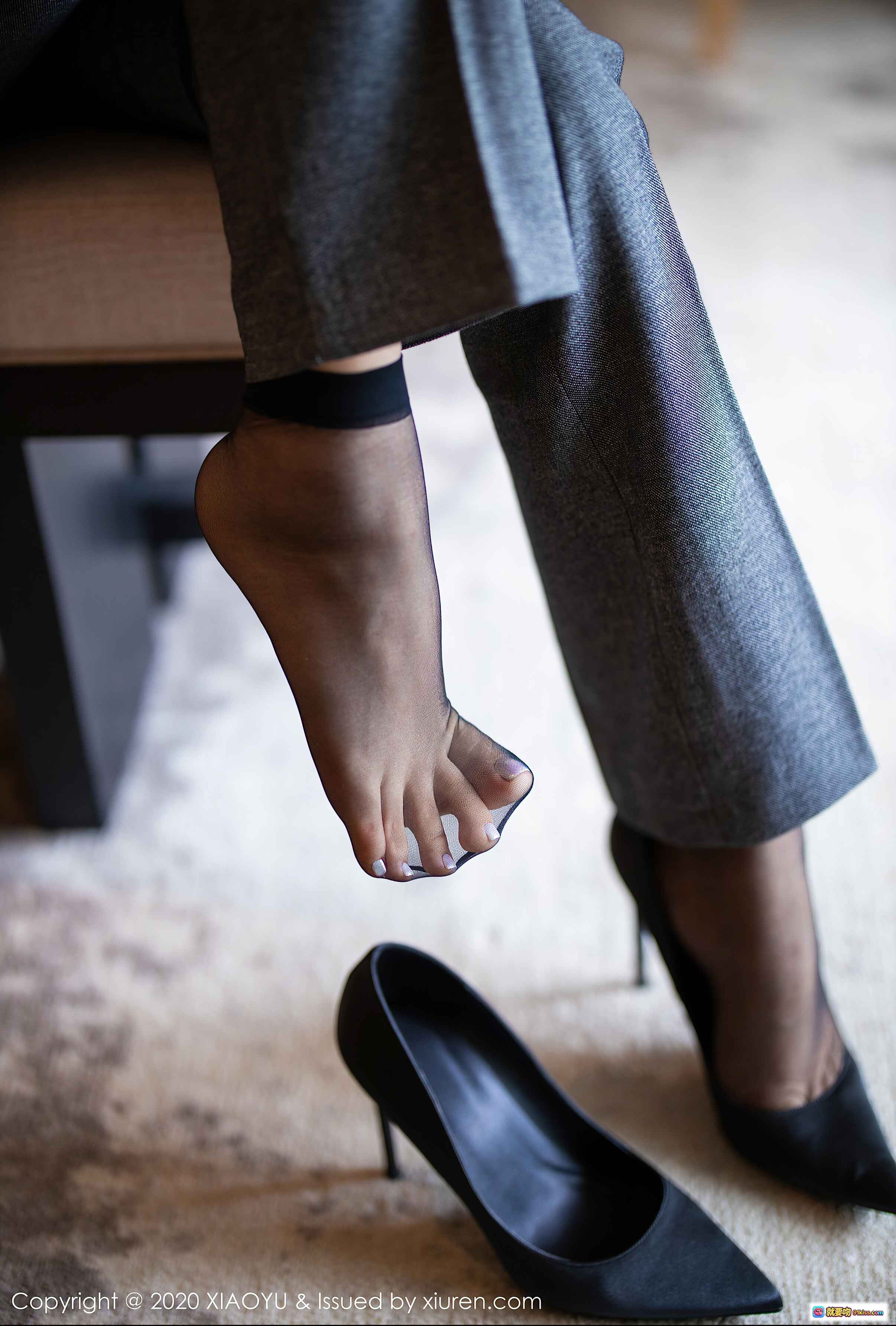 图片[10] - XIAOYU语画界2020.07.06 Vol.319 芝芝Booty 黑色高跟鞋搭配灰色西装裤 精致脚踝丝袜特写 优雅职场风写真 - 就要吻