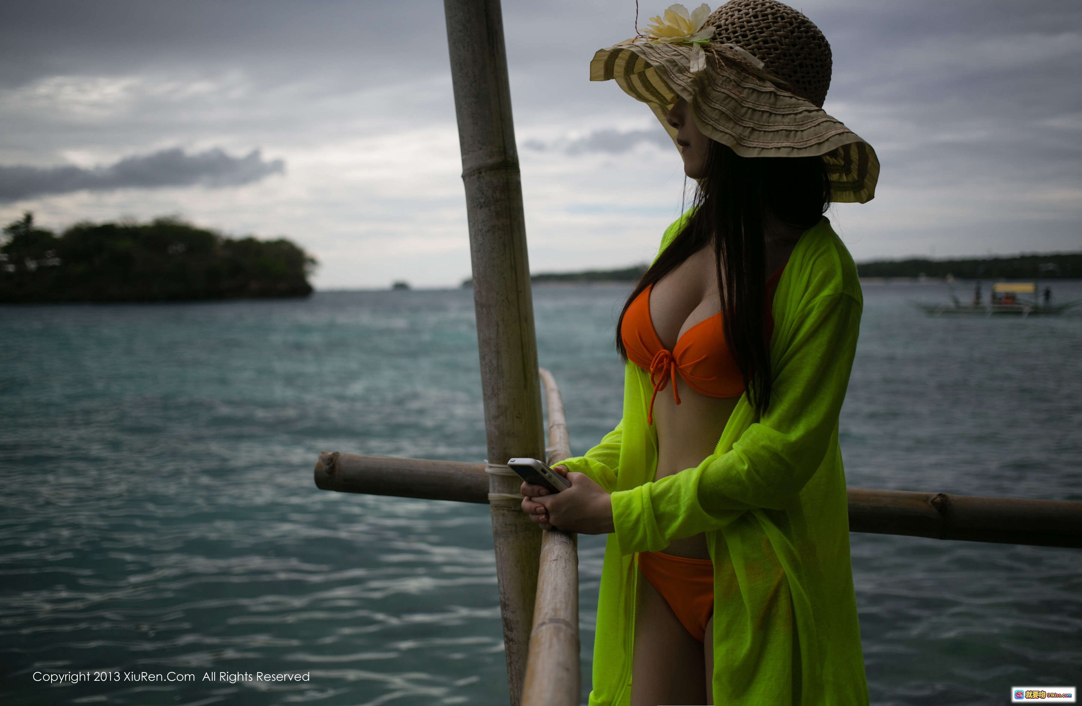 图片[8] - 小白思宜海边竹筏写真 | 橙色比基尼+荧光绿防晒衣+草帽 | XIUREN秀人网2013.10.11 No.028 - 就要吻