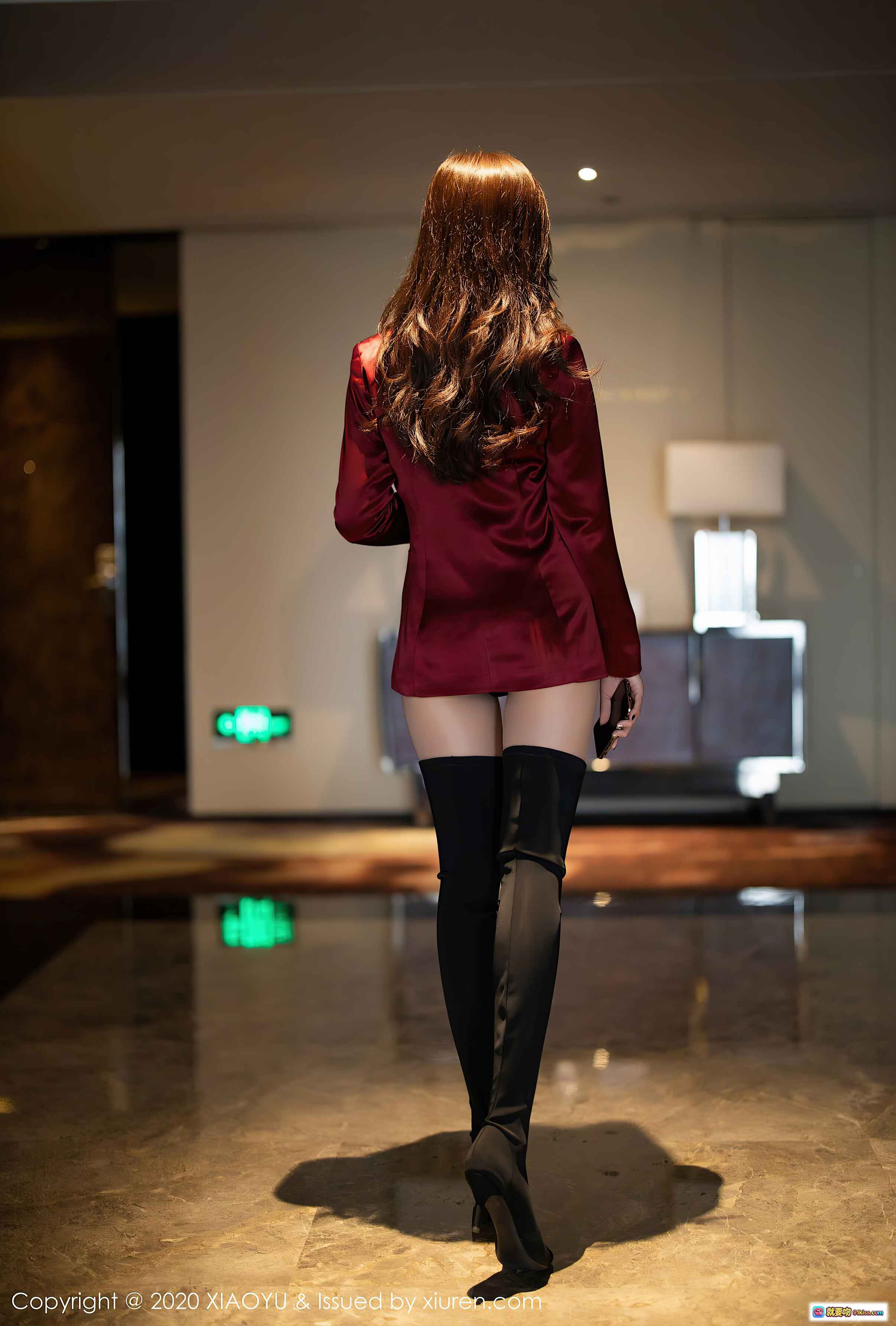 图片[1] - 杨紫嫣Cynthia红丝绒西装黑丝长靴背影写真｜XIAOYU语画界VOL.415优雅性感美腿造型 - 就要吻