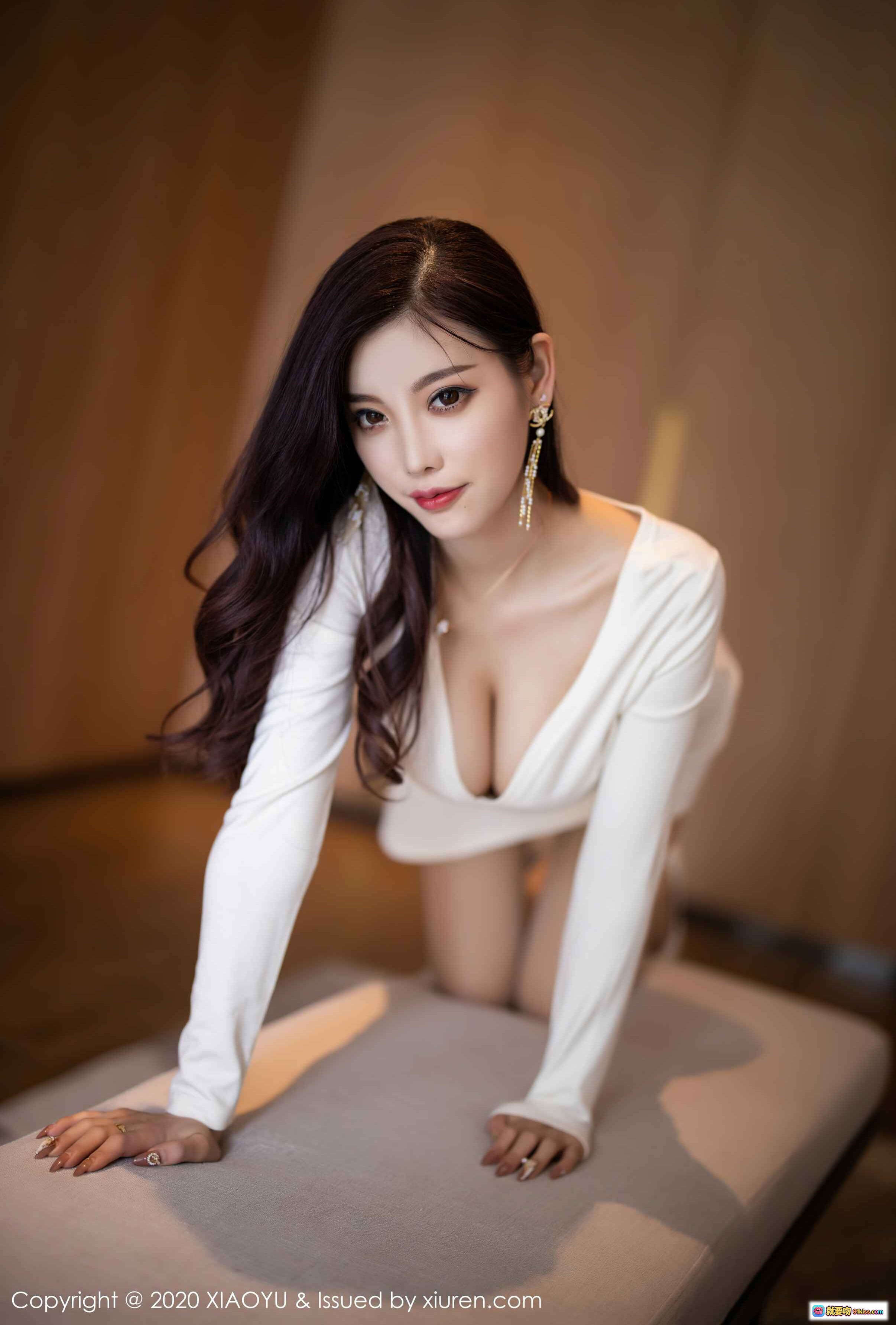 图片[1] - 杨晨晨Sugar性感写真 | 白色深V长袖诱惑 | 优雅长发迷人姿态 | XIAOYU语画界Vol.377高清图集 - 就要吻