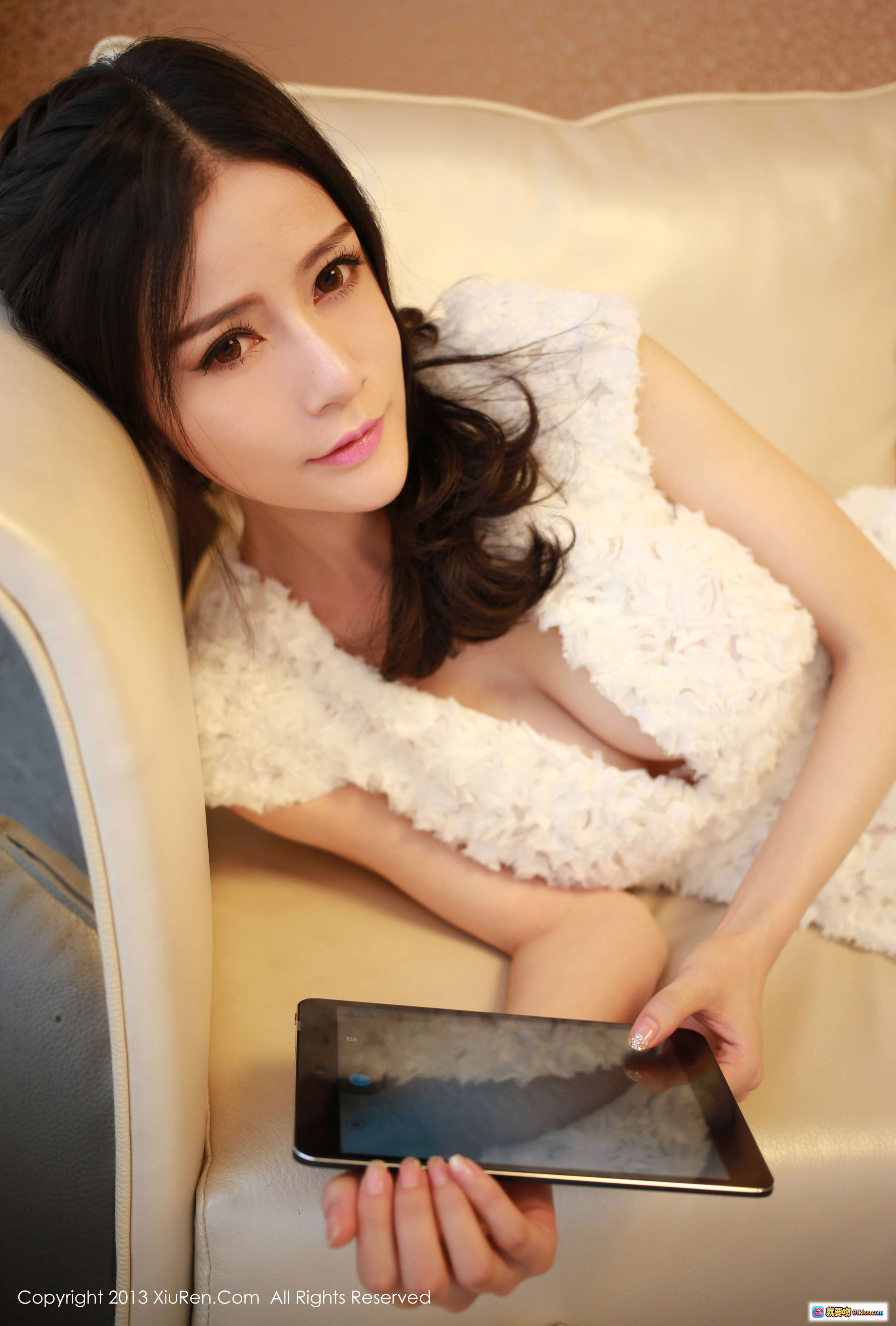 图片[7] - XIUREN秀人网Nancy小姿2013.11.16写真 No.047 白色吊带深V长发美颜平板电脑室内私房高清图集 - 就要吻