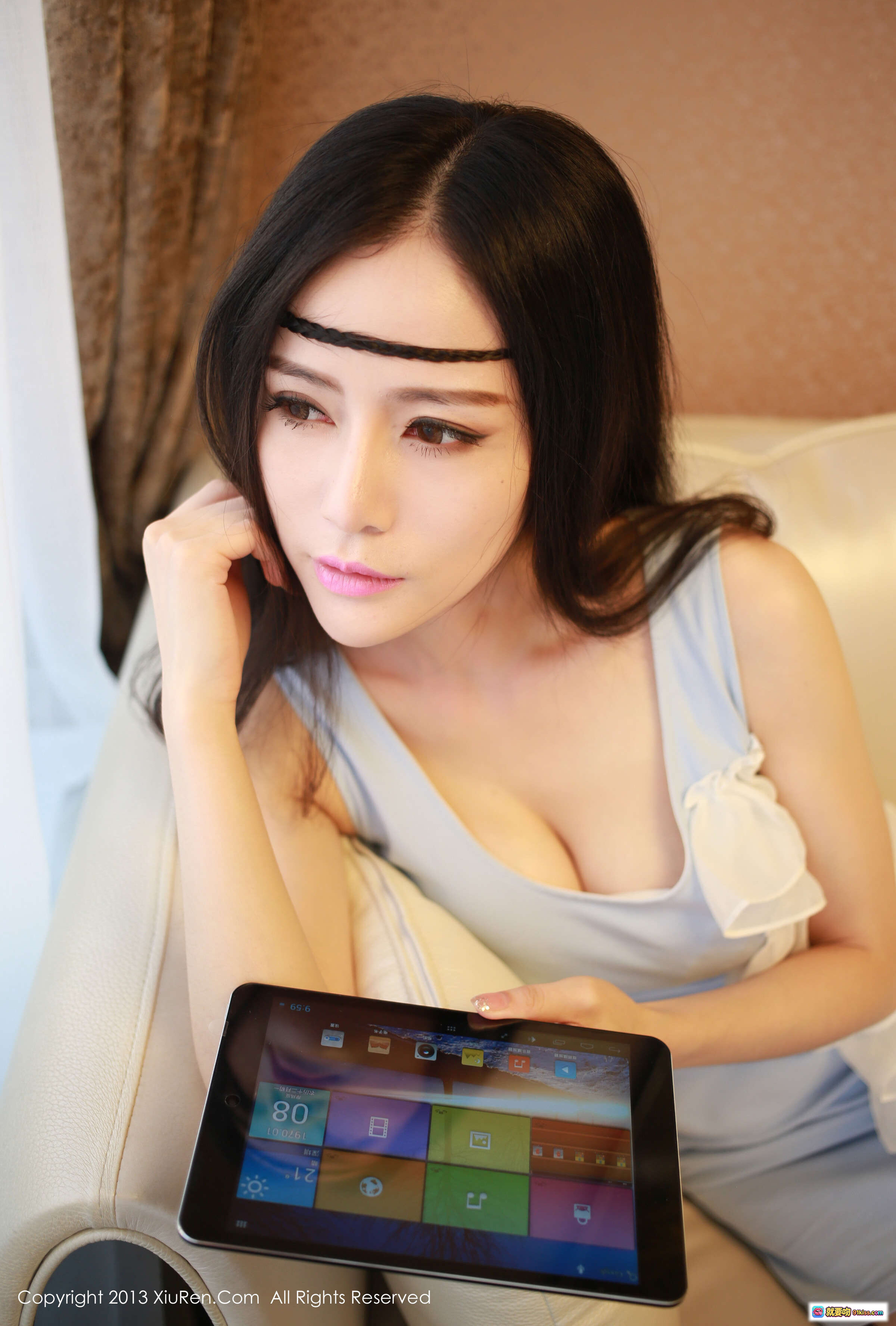 图片[6] - XIUREN秀人网Nancy小姿2013.11.16写真 No.047 白色吊带深V长发美颜平板电脑室内私房高清图集 - 就要吻