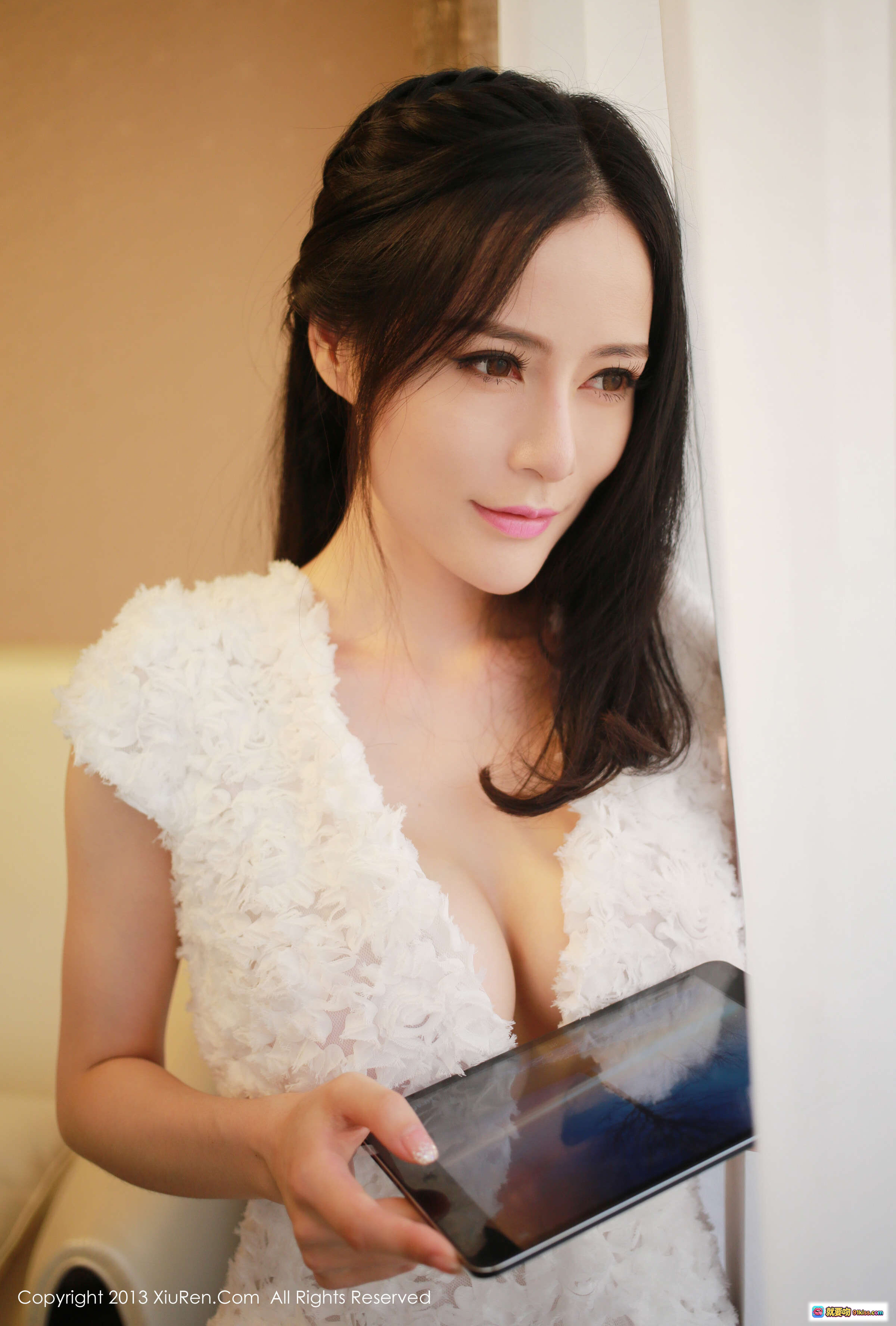 图片[4] - XIUREN秀人网Nancy小姿2013.11.16写真 No.047 白色吊带深V长发美颜平板电脑室内私房高清图集 - 就要吻