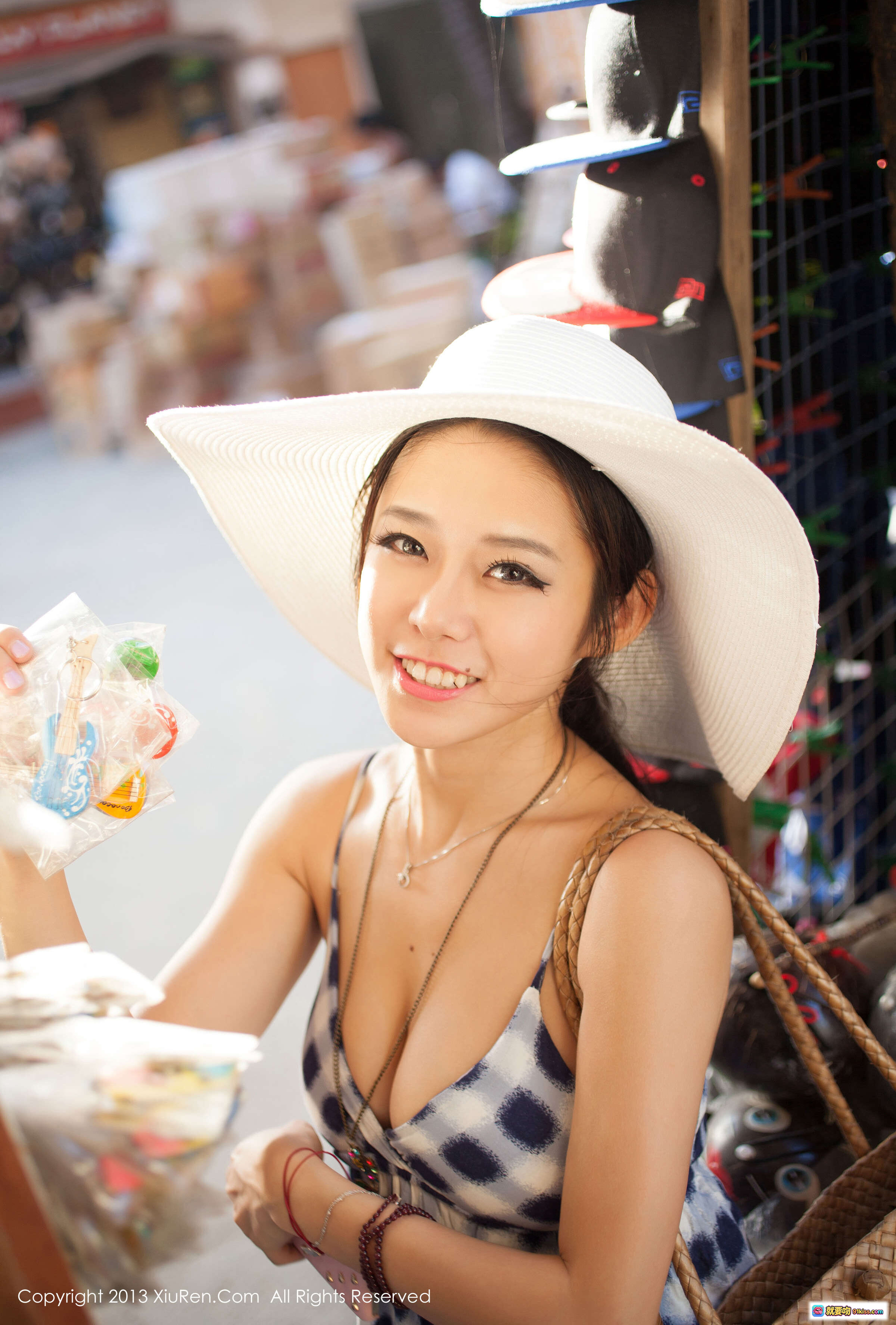 图片[4] - XIUREN秀人网2013.12.11 NO.064 Luvian本能写真｜温柔沙发躺姿｜米色内衣私房照｜自然光柔美氛围｜高清62图套图 - 就要吻