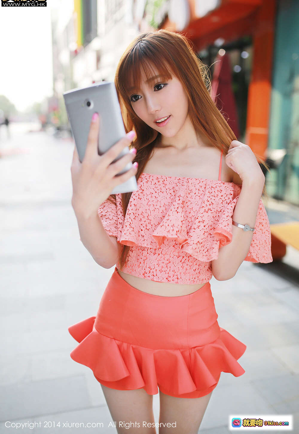 图片[8] - 王馨瑶yanni粉色露肩蕾丝上衣搭配荷叶边短裙街拍写真 – XIUREN秀人网2014.05.16 NO.135 Mode - 就要吻