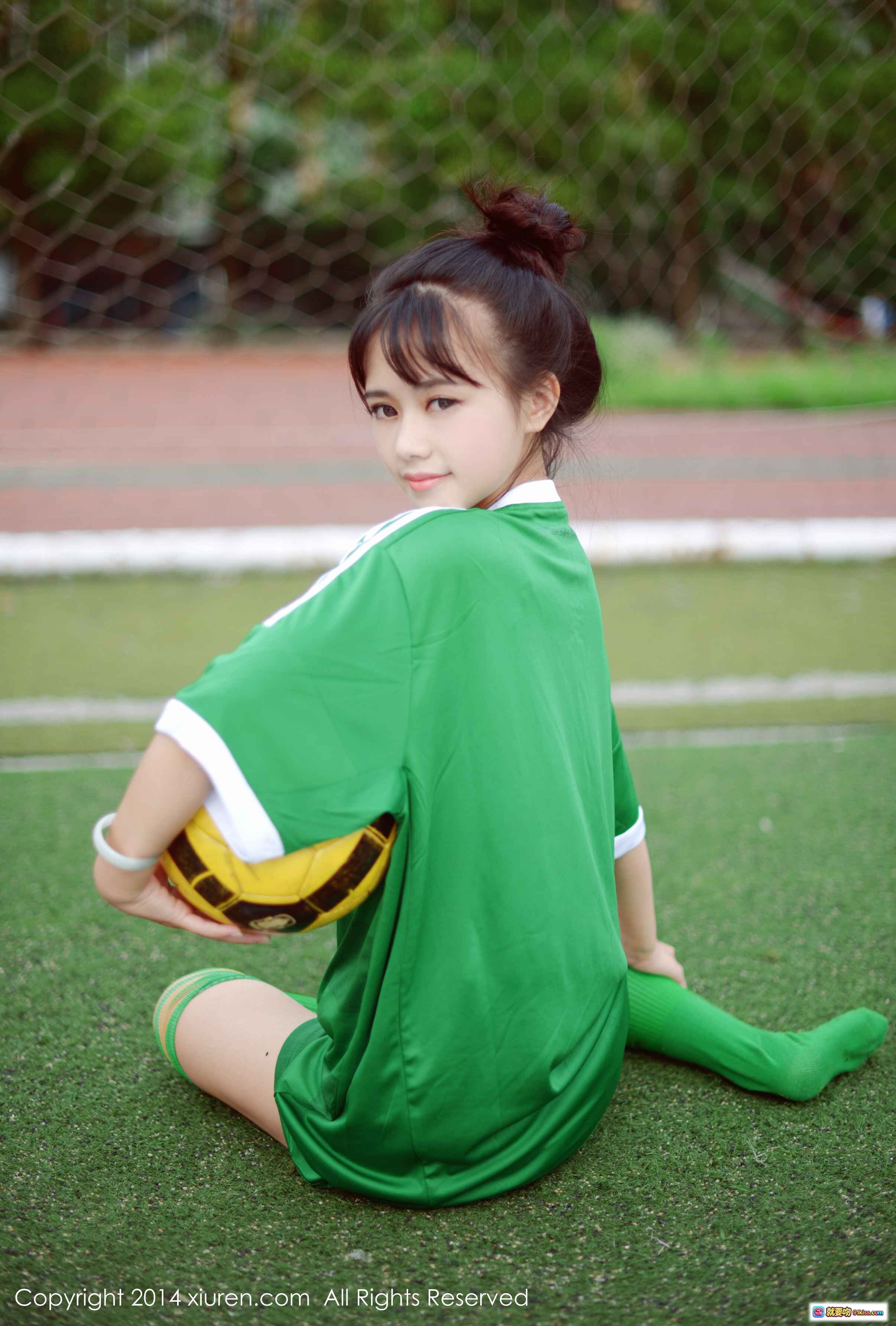 图片[3] - 戴黑框眼镜的清纯少女倚靠乐谱，温柔凝视镜头 — XIUREN秀人网2014.07.05 No.170 Mode toro羽住写真集 - 就要吻