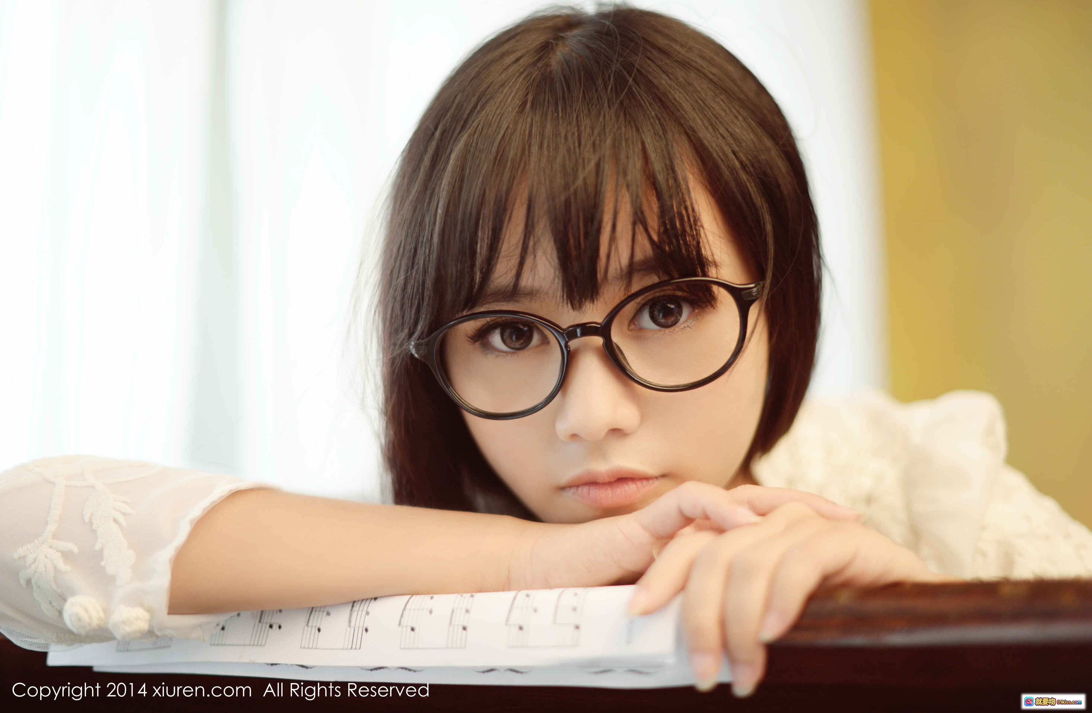 戴黑框眼镜的清纯少女倚靠乐谱，温柔凝视镜头 — XIUREN秀人网2014.07.05 No.170 Mode toro羽住写真集 - 就要吻