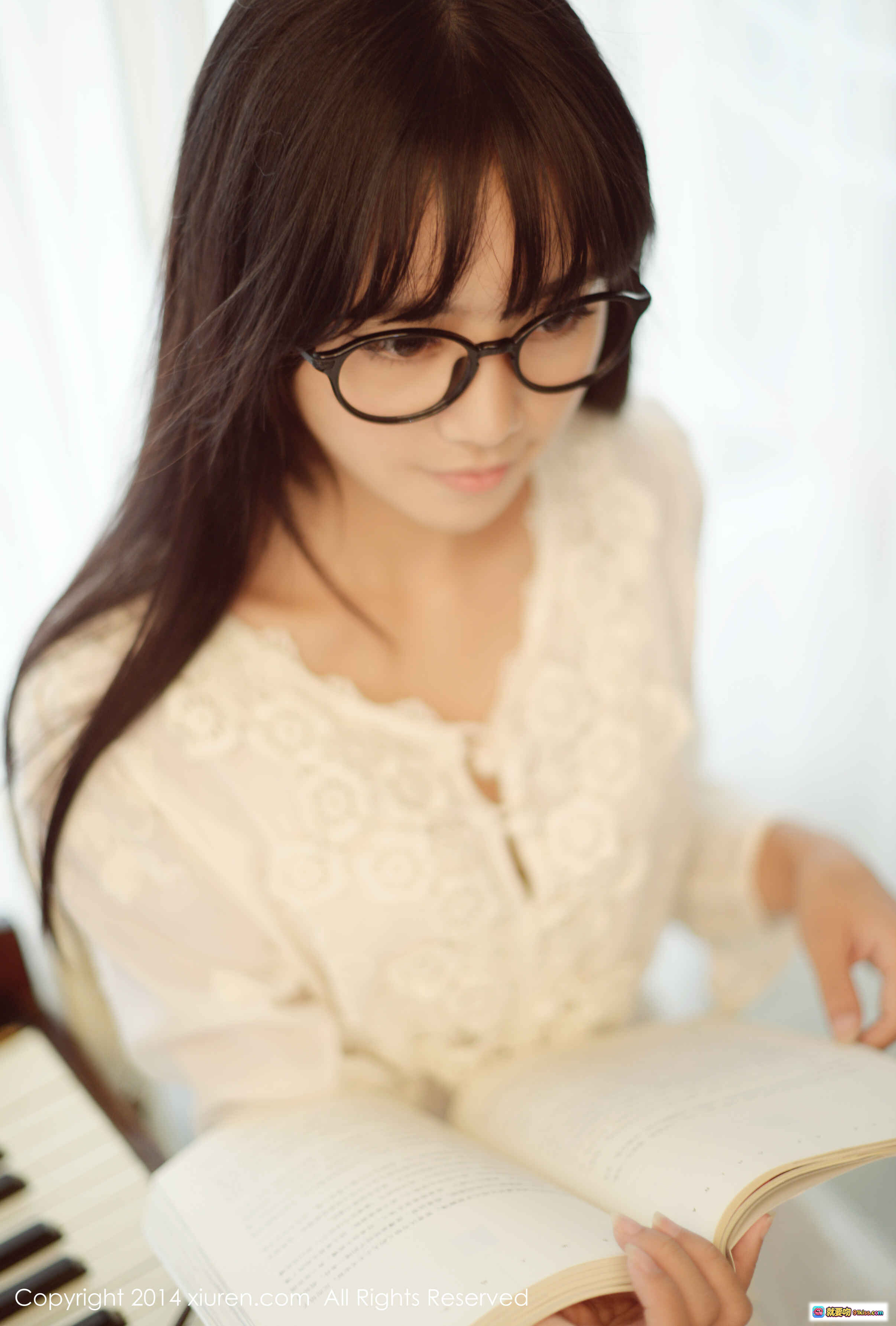 图片[6] - 戴黑框眼镜的清纯少女倚靠乐谱，温柔凝视镜头 — XIUREN秀人网2014.07.05 No.170 Mode toro羽住写真集 - 就要吻