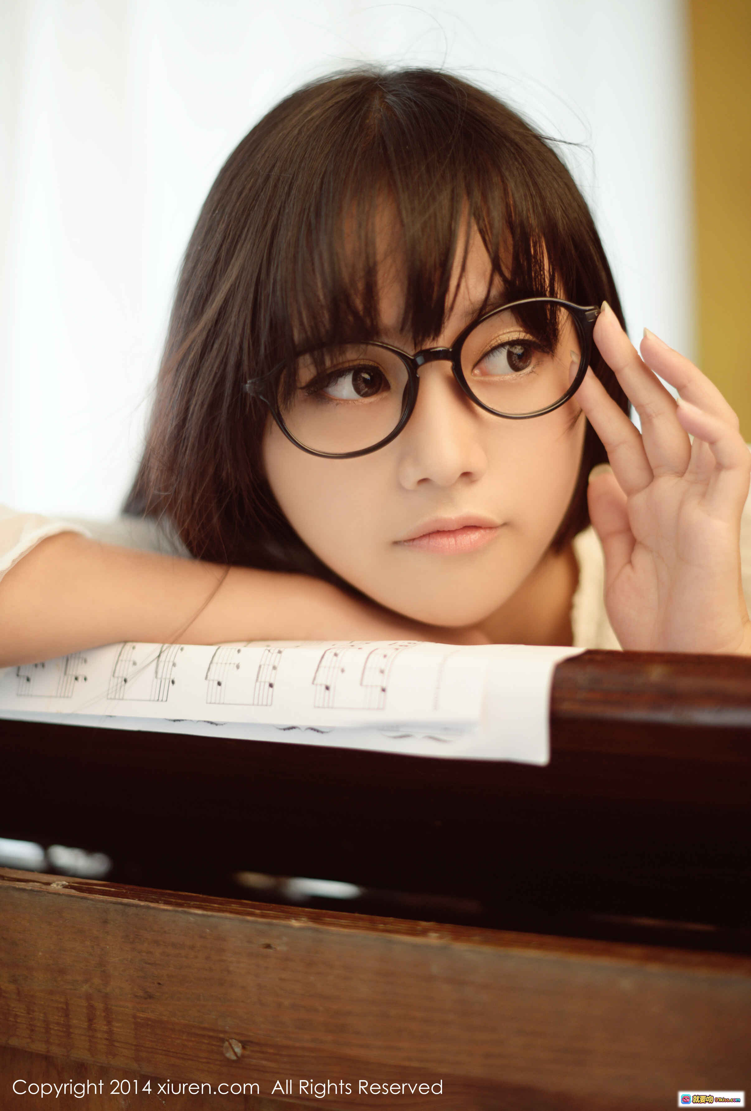 图片[5] - 戴黑框眼镜的清纯少女倚靠乐谱，温柔凝视镜头 — XIUREN秀人网2014.07.05 No.170 Mode toro羽住写真集 - 就要吻