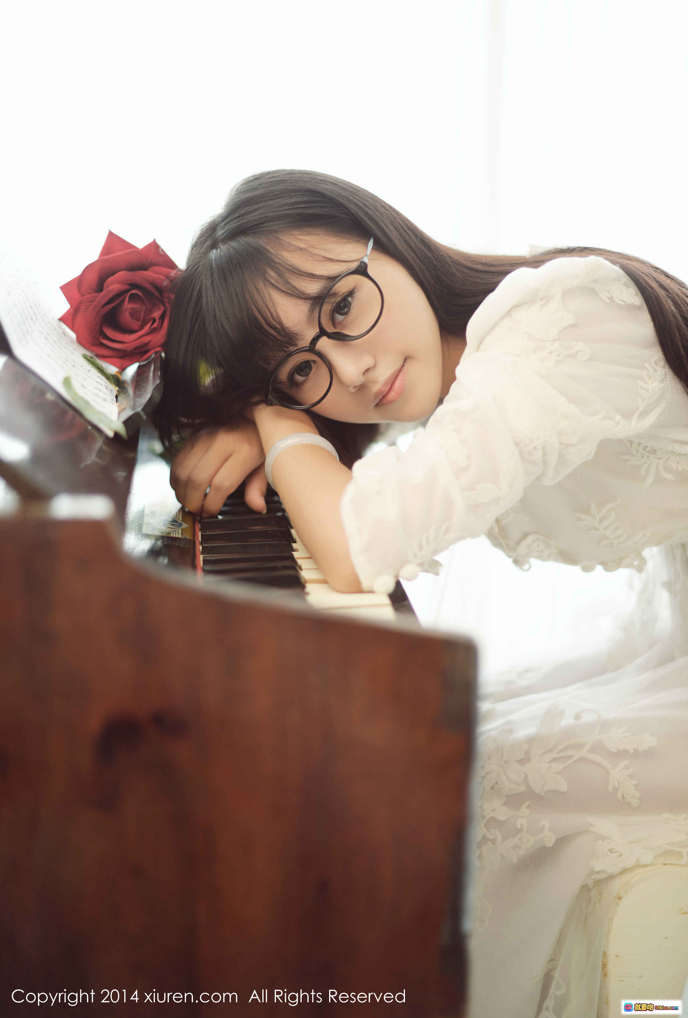 图片[9] - 戴黑框眼镜的清纯少女倚靠乐谱，温柔凝视镜头 — XIUREN秀人网2014.07.05 No.170 Mode toro羽住写真集 - 就要吻